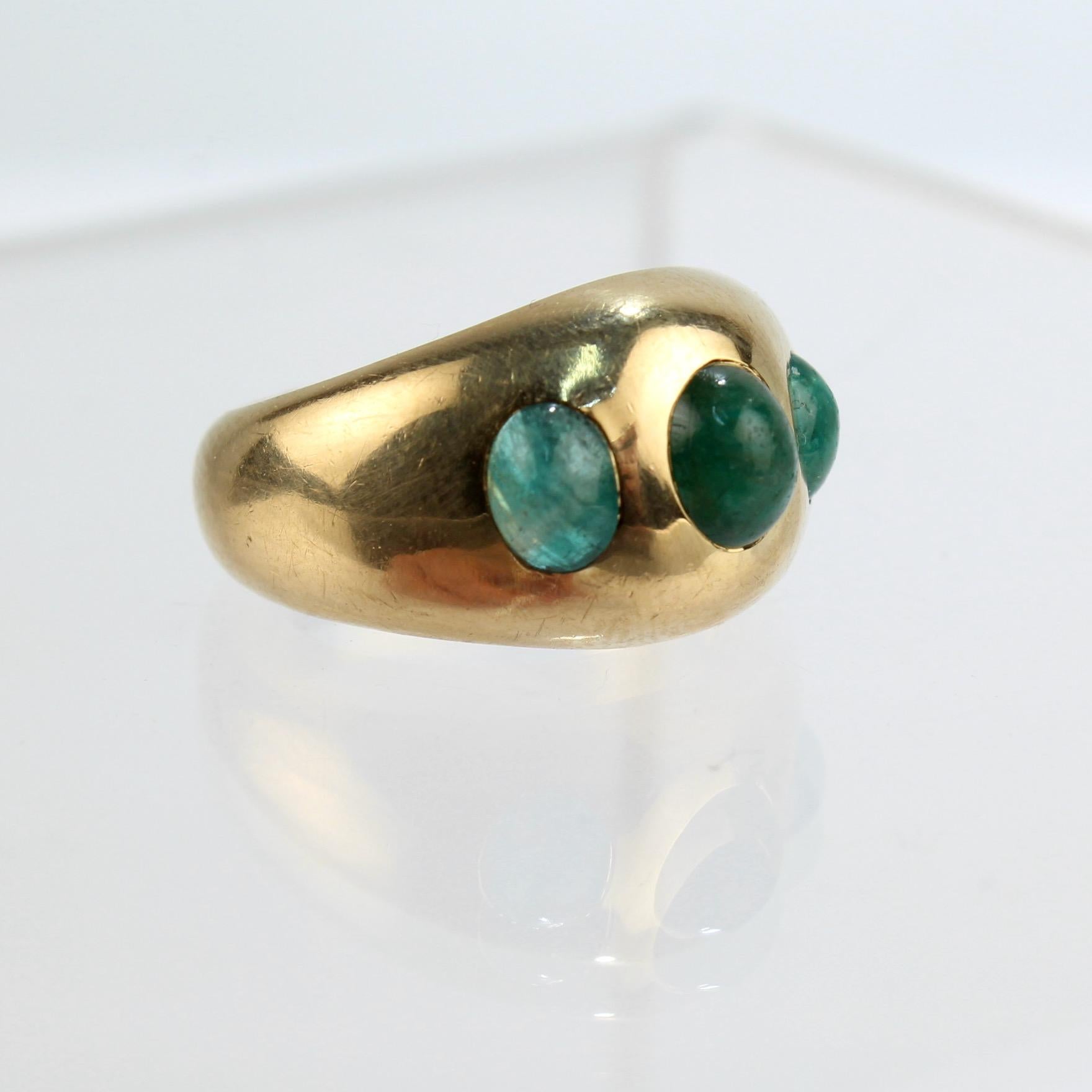 Gübelin 18 Karat Gold and Emerald Cabochon Three-Stone Ring For Sale 1