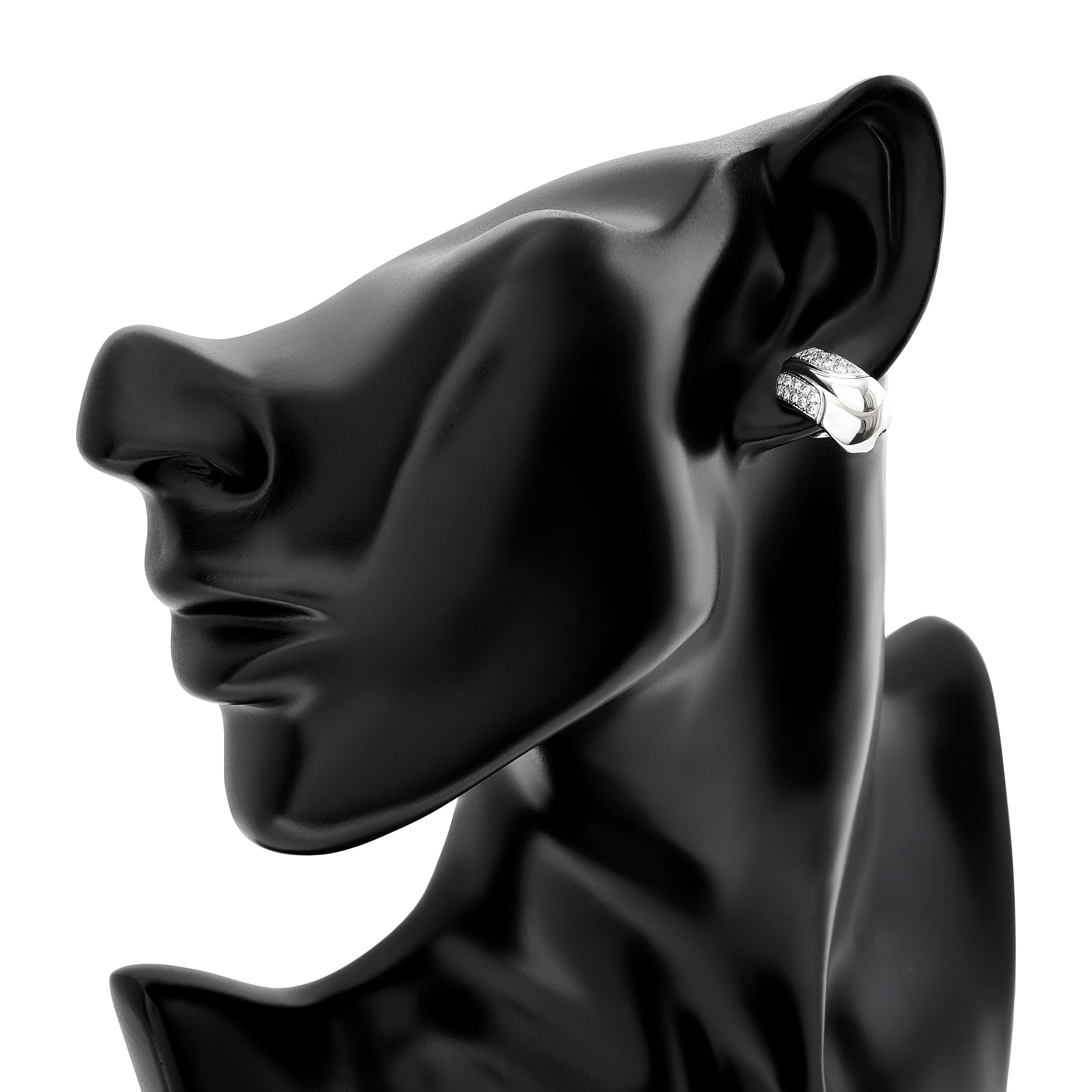 Diese Gubelin-Ohrringe haben einen zeitlosen Reiz und sind mit Diamanten und 18-karätigem Weißgold sorgfältig gefertigt.

Diese Ohrringe bestehen aus 40 runden Diamanten mit einem Gewicht von etwa 0,65 Karat. Die Diamanten haben die Farbe H und die