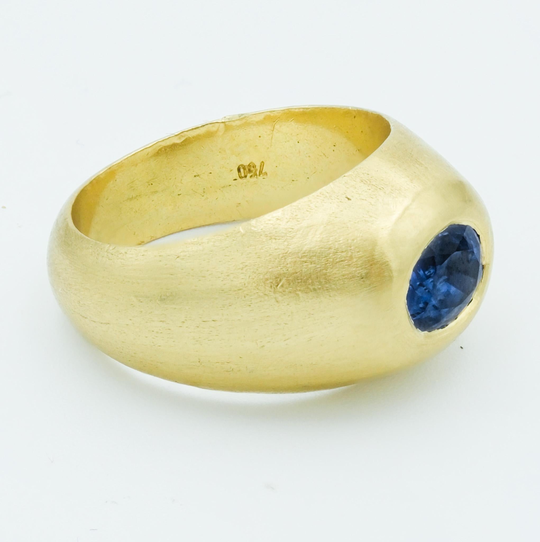 This 18k yellow gold ring, a vintage treasure from the distinguished house of Gübelin, encapsulates classic elegance. Centered with a nearly 1 carat sapphire of striking blue, the gemstone’s vivacity and luminosity are undeniable, compelling