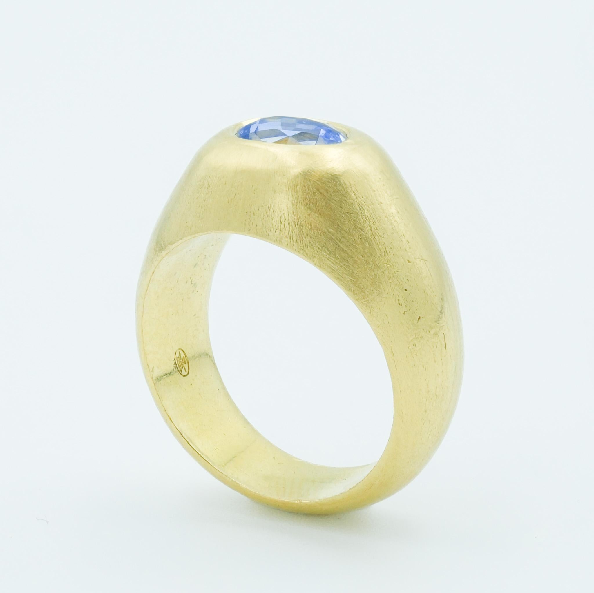 Gübelin 18 Karat Yellow Gold Blue Sapphire Ring In Good Condition In Fairfield, CT