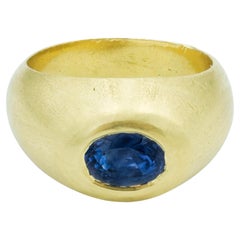 Gübelin 18 Karat Yellow Gold Blue Sapphire Ring