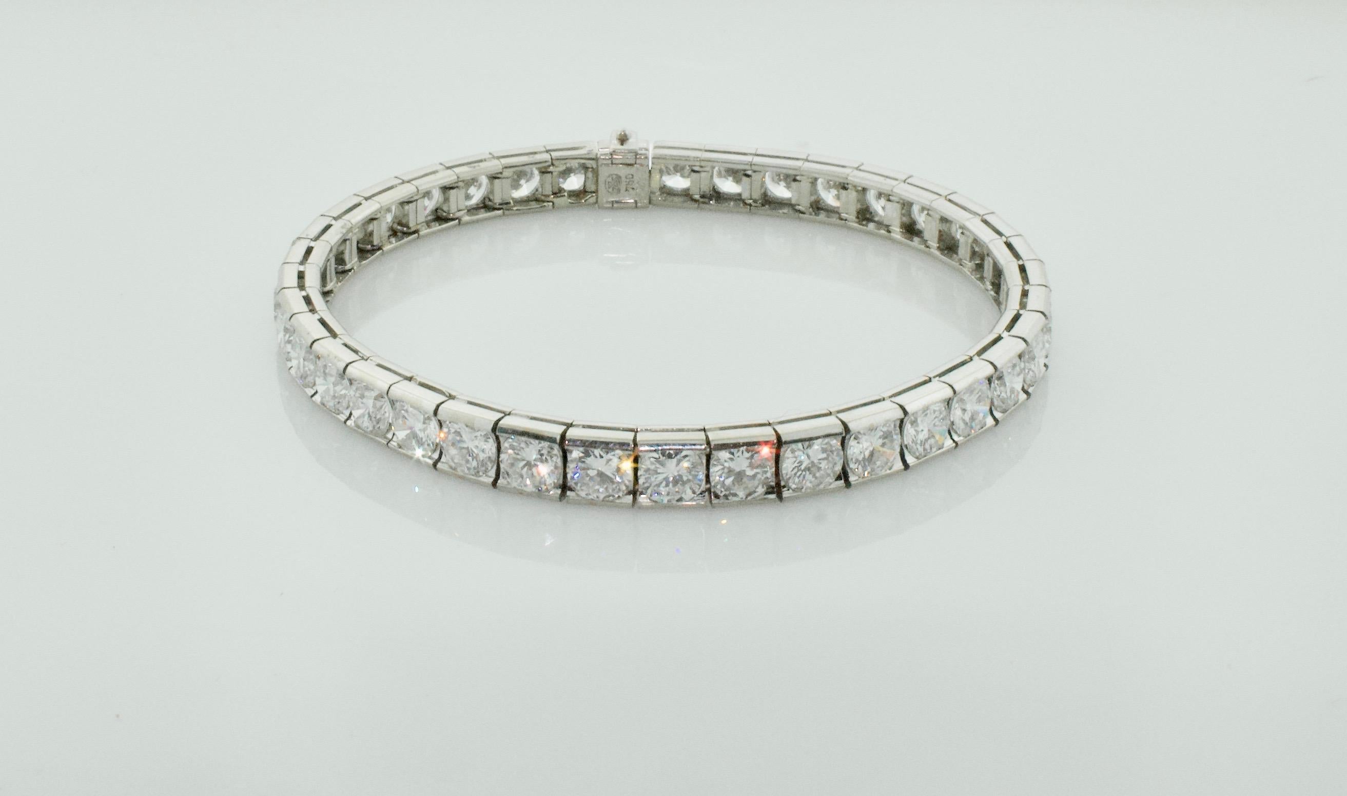 Gübelin Bracelet ligne droite en or blanc 18K et diamant - 12.20ct de pure brillance

Discret mais indéniablement éblouissant, ce bracelet droit de Gübelin est un chef-d'œuvre de luxe raffiné. Réalisée en or blanc 18 carats, elle est ornée de 37