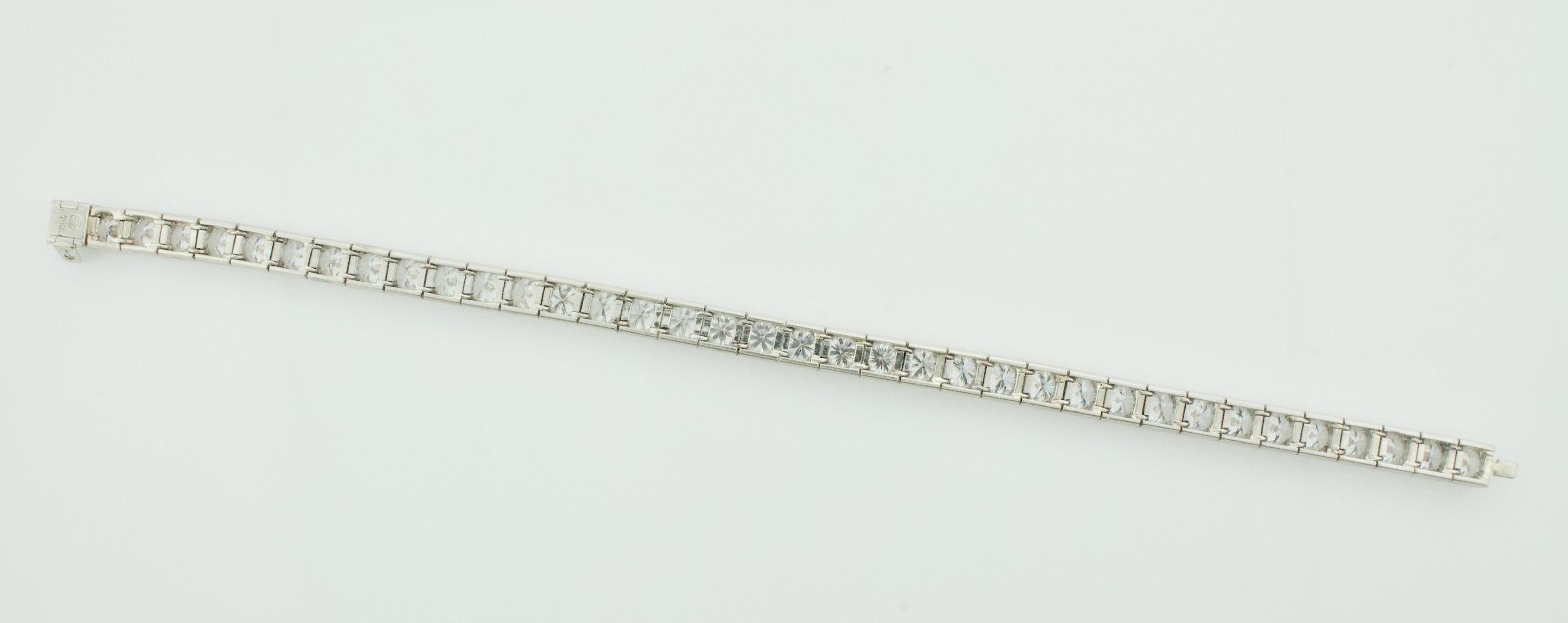 Gübelin Bracelet Ligne en or blanc 18K et diamant - 12.20 cts. de pure brillance en vente 1