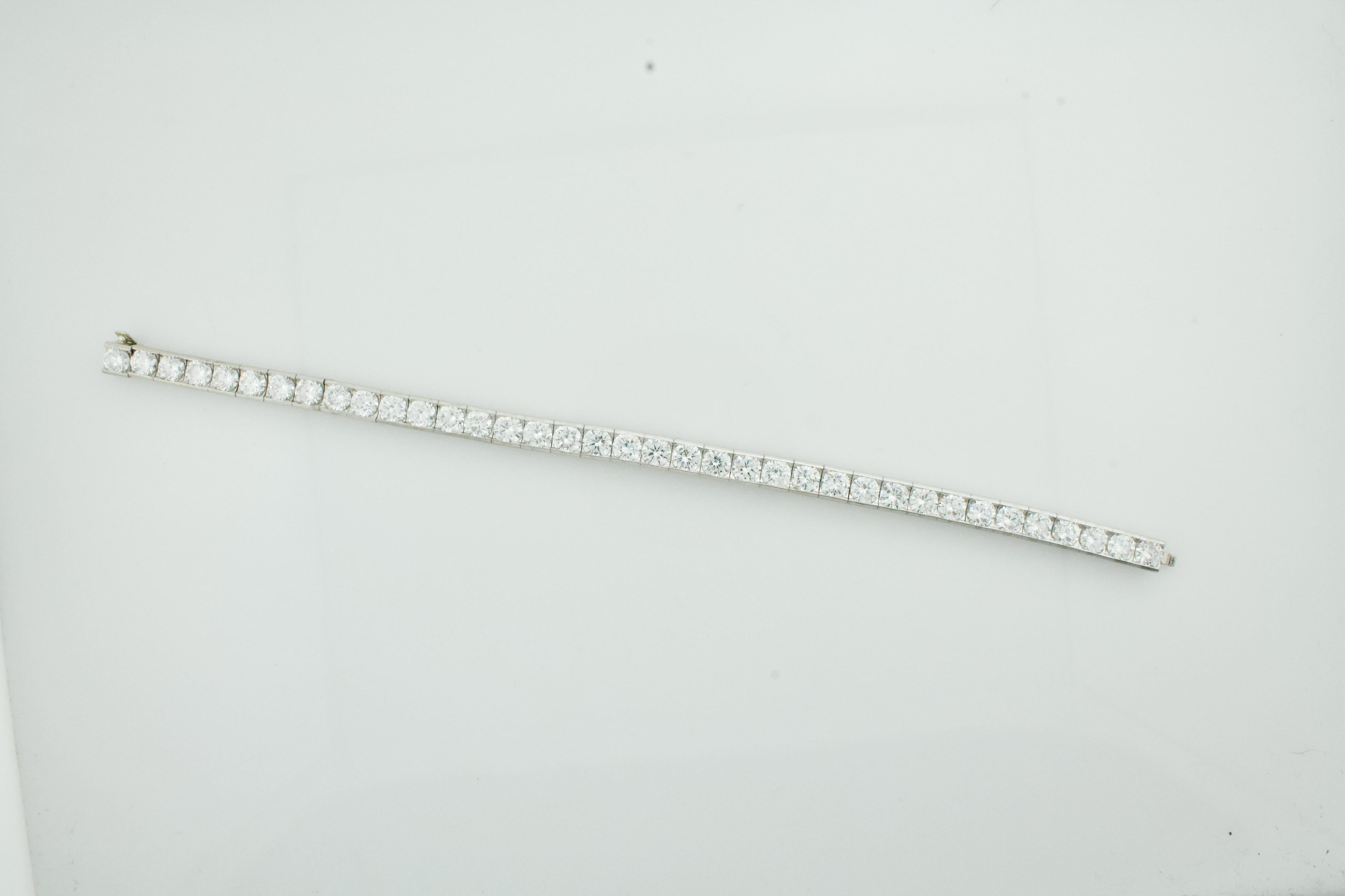 Gübelin Bracelet Ligne en or blanc 18K et diamant - 12.20 cts. de pure brillance en vente 3