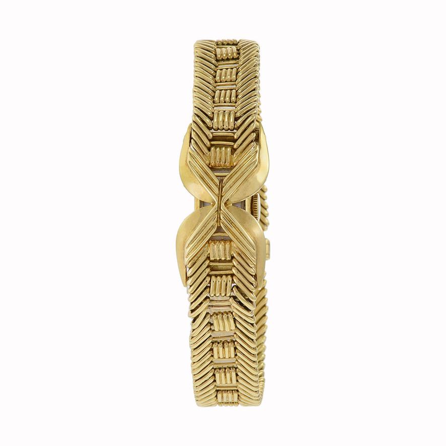 Die Gubelin 1960's Ladies Cocktail Watch ist der zeitlose Inbegriff von Raffinesse und Eleganz. Dieser exquisite Zeitmesser besticht durch sein mit 18kt Gold überzogenes Gehäuse mit den Maßen 11x23mm, gepaart mit einem luxuriösen Fancy-Armband, das