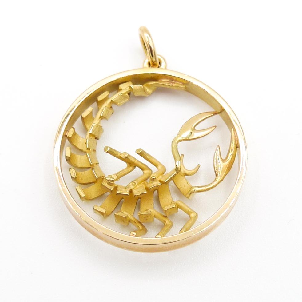 Gübelin Pendentif/breloque du zodiaque Scorpion en or jaune 18k
circonférence de 1 pouce et boucle de 7,5 mm.

Chaîne non incluse.