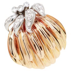 Gubelin, clip en fourrure de banane ou à fleurs stylisées en or jaune et blanc 18 carats et diamants