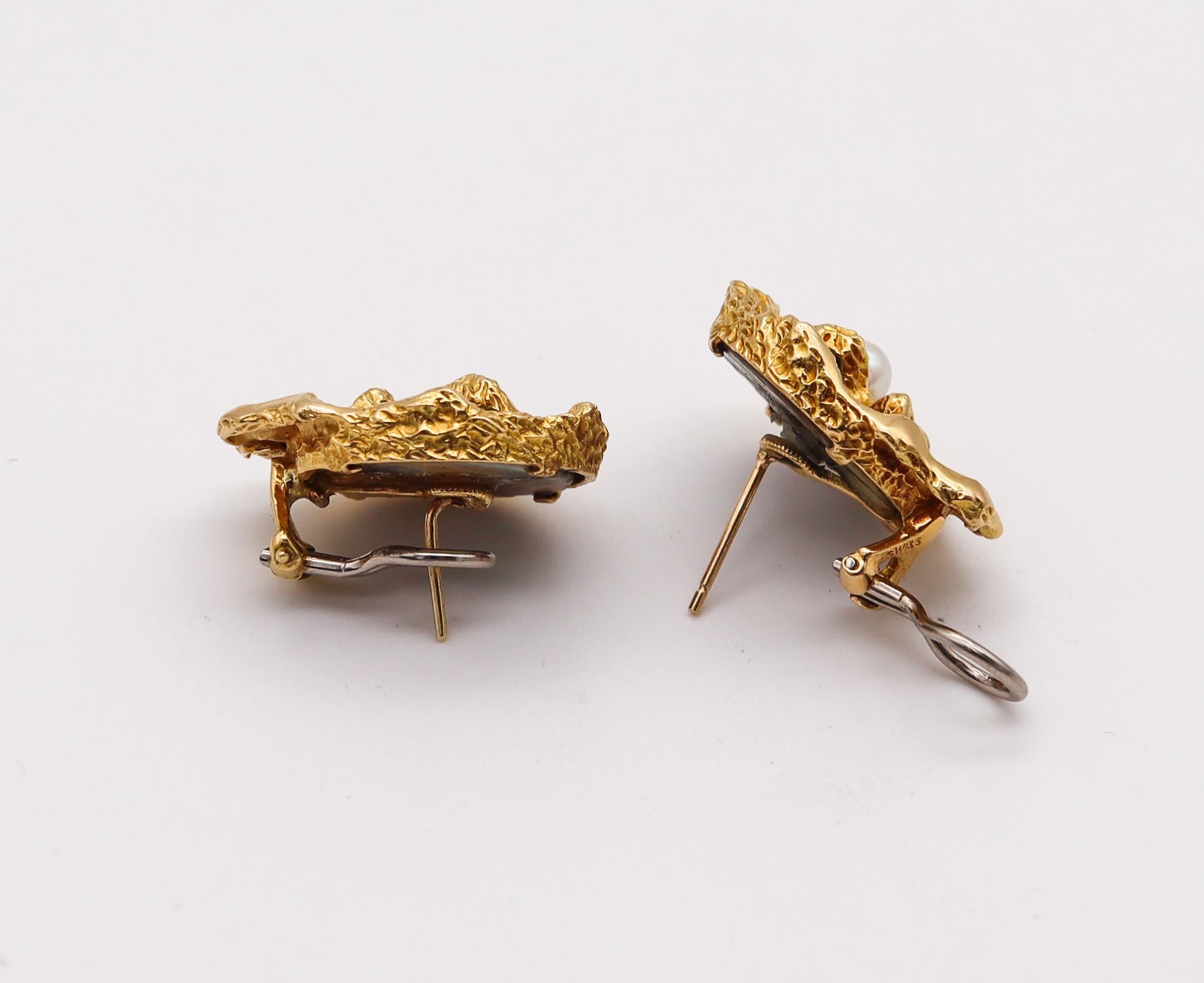 Modernist earrings designed by Gilbert Albert (1930-2919) for Gubelin.

Fabulous pair of earrings, from the modernism period circa 1960. This sculptural pieces was made in Zurich Switzerland by the genius goldsmith Gilbert Albert for the house of