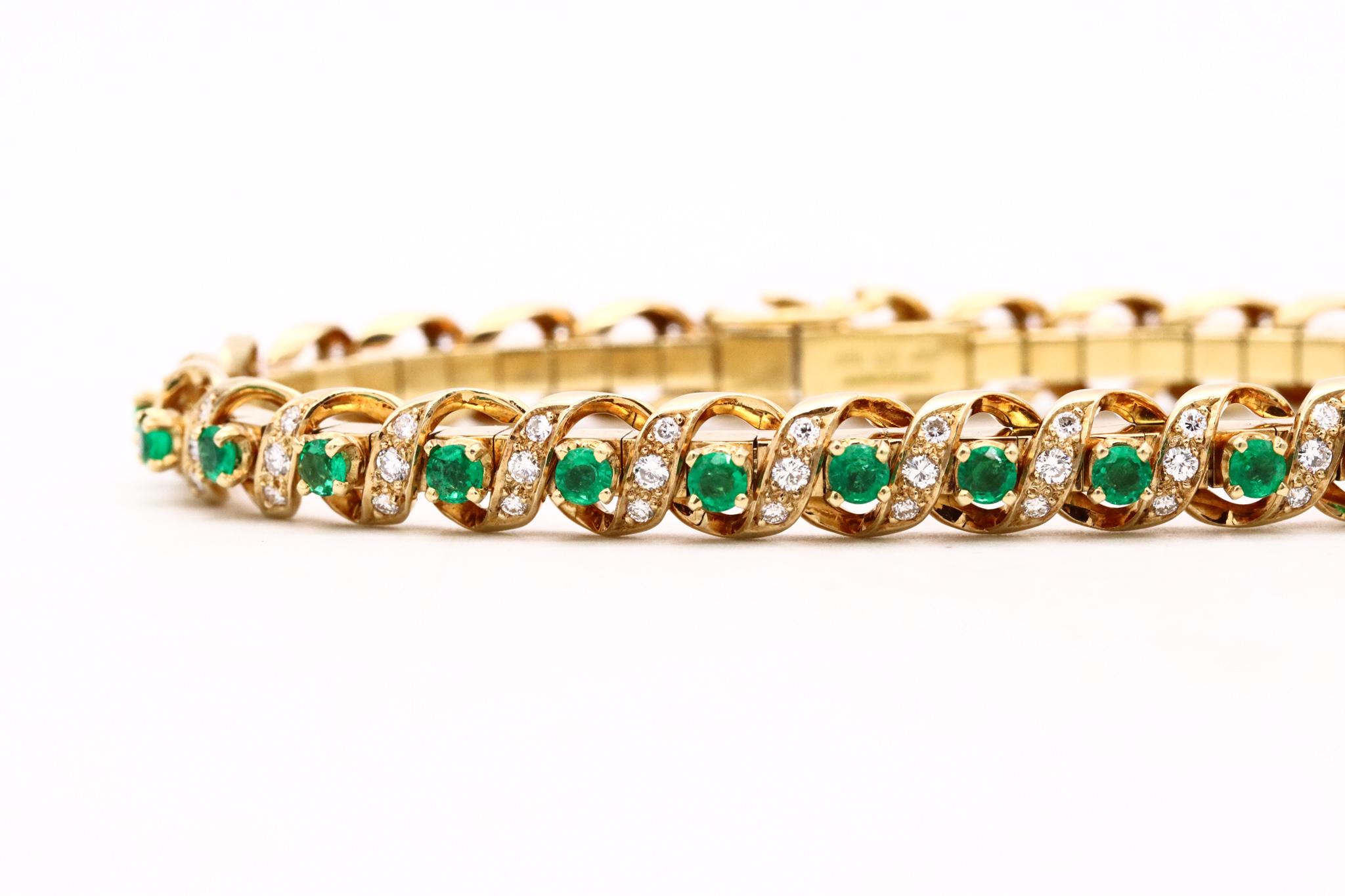 Gubelin 1960 Swiss 18kt Gold Bracelet 4.64 Ctw Colombian Emeralds and Diamonds In Excellent Condition For Sale In Miami, FL