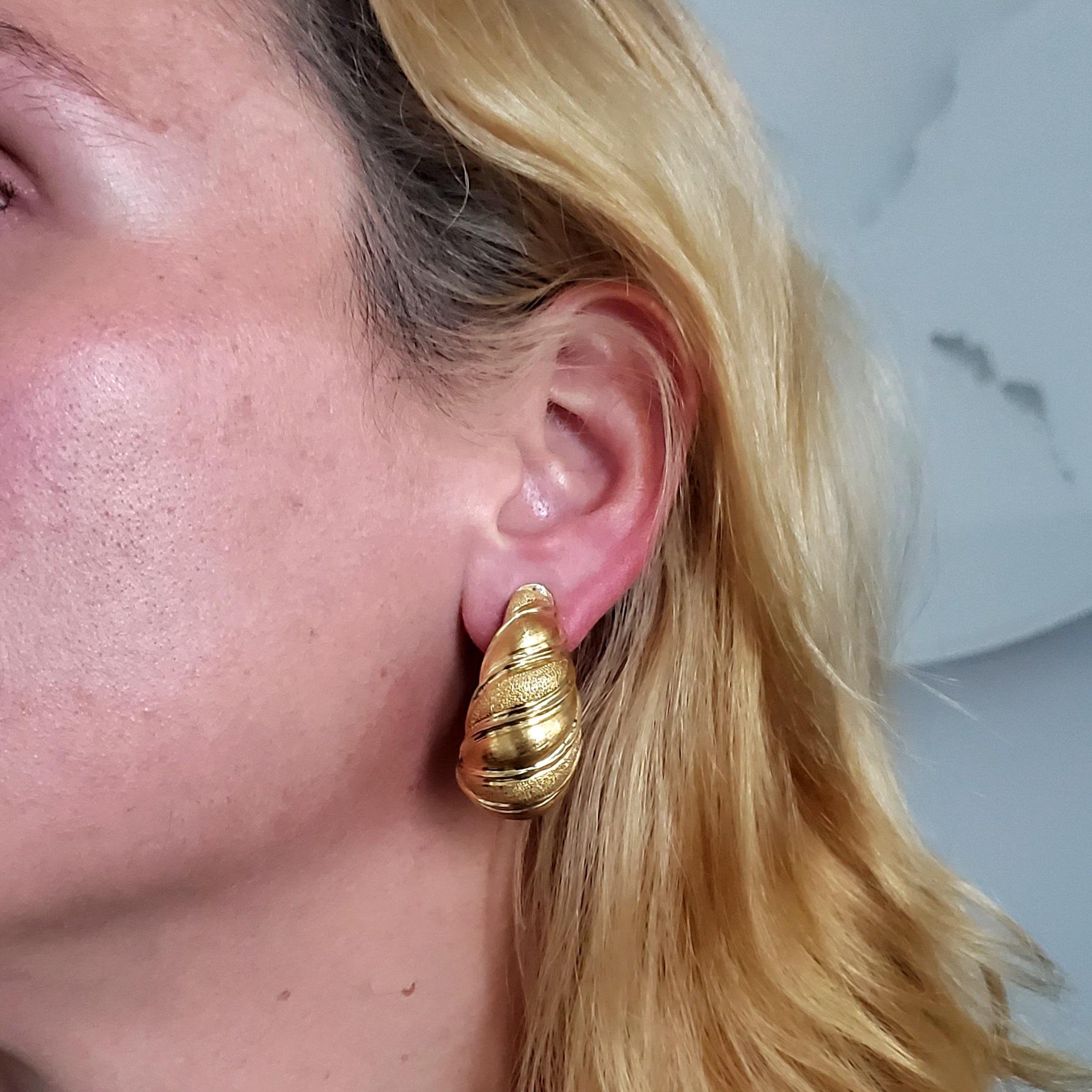 Pair of hoops earrings designed by Gübelin.

Great pair of hoops earrings, created in Switzerland by the jewelry house of Gubelin, back in the 1960's. These highly textured hoops has been crafted in solid yellow gold of 18 karats with high polished