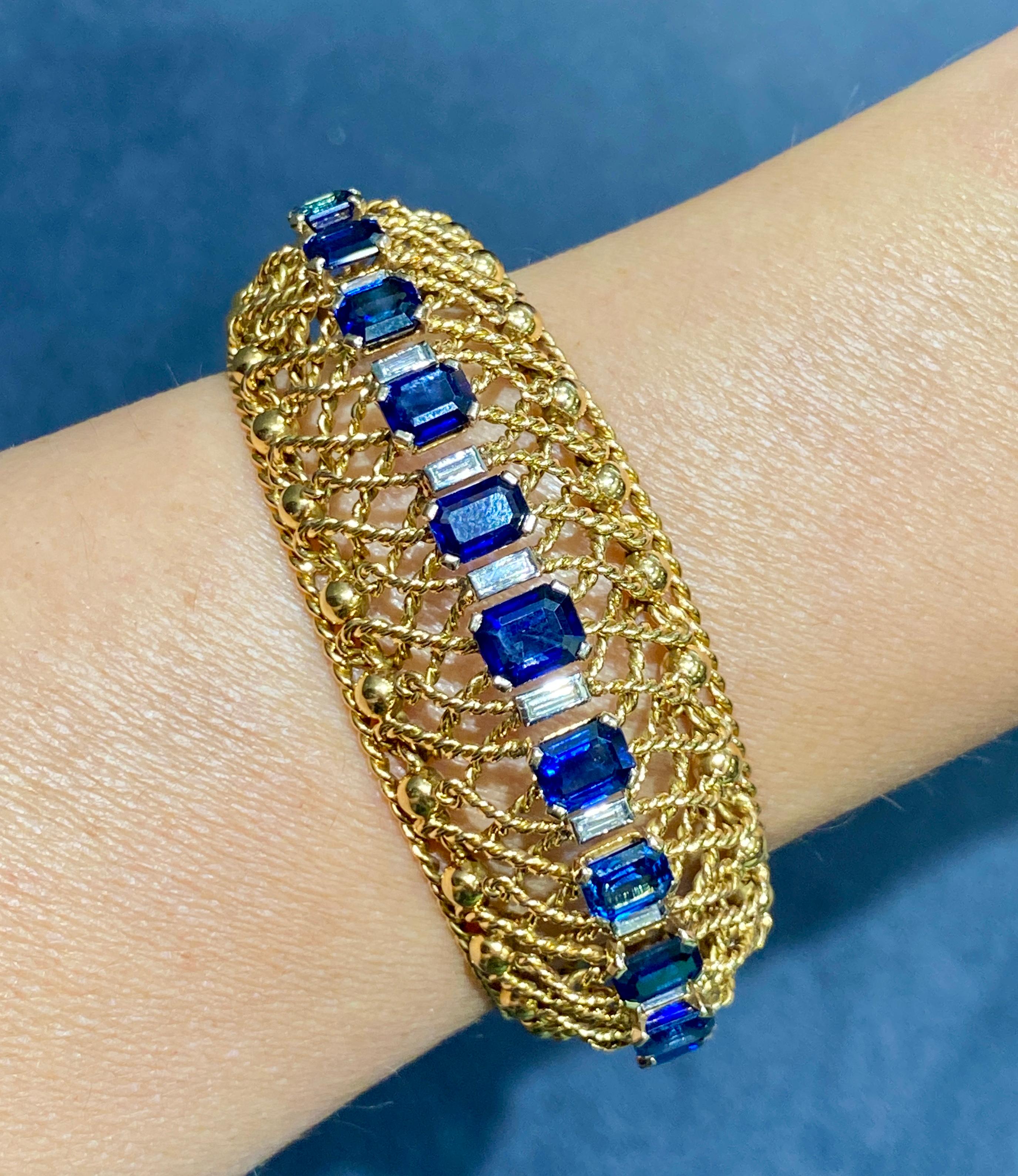 Este elegante brazalete Gubelin de oro de 18 quilates de los años 60 contiene 11 zafiros de Ceilán talla baguette que pesan aproximadamente 10 quilates y 11 diamantes que pesan aproximadamente 1 quilate. Se trata de un brazalete flexible y su