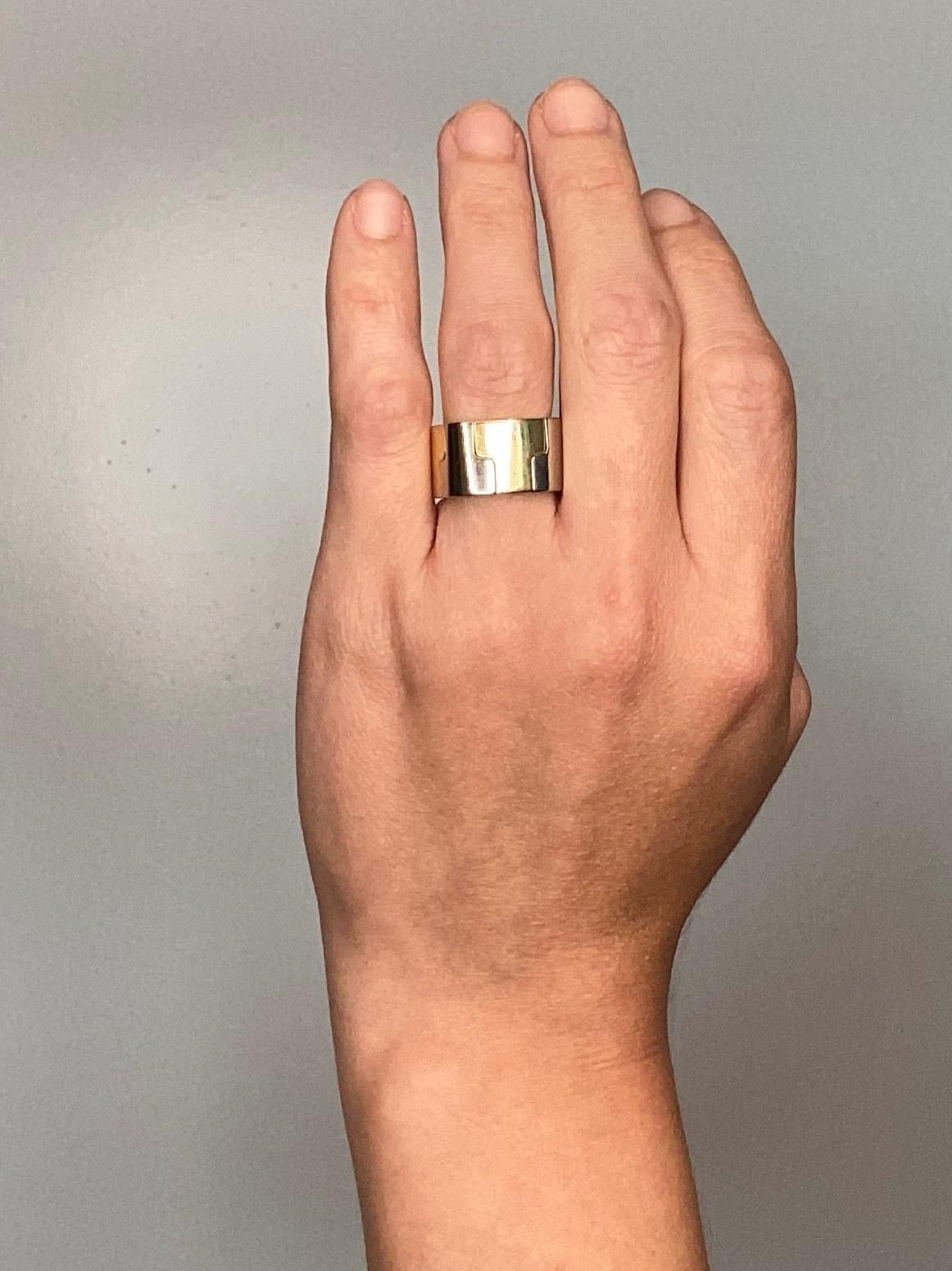 Geometric puzzle ring designed by Paul Binder for Gubelin.

Beautiful sculptural and sleek piece made in Zurich Switzerland by Paul Binder for the jewelry house of Gubelin, back in the 1970's. This unusual geometric ring was crafted with impeccable