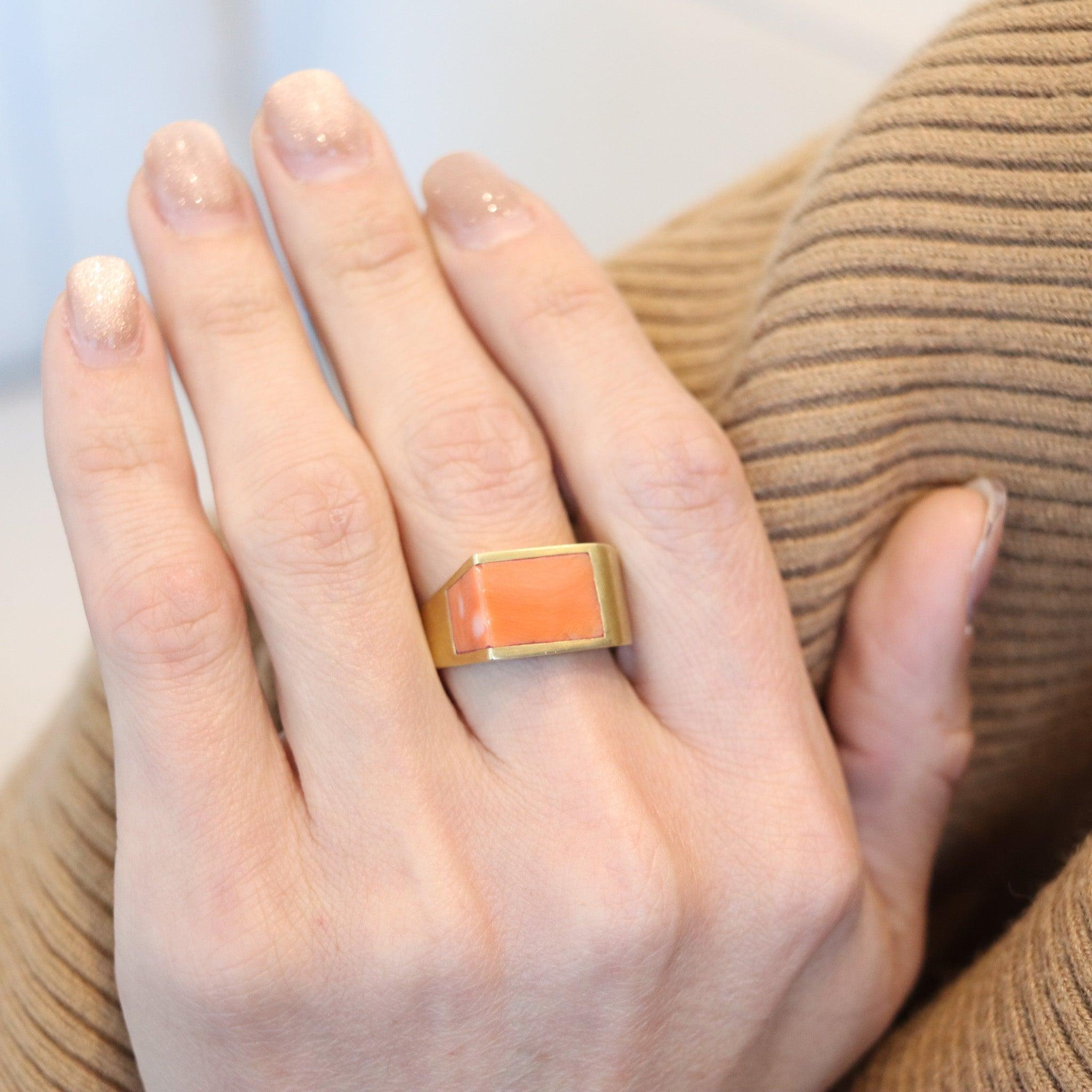 Bague sculpturale géométrique conçue par Gübelin.

Il s'agit d'une magnifique bague ultra-moderne créée à Zurich en Suisse par la maison de joaillerie Gübelin, dans les années 1960-1970. La bague a été conçue avec des formes géométriques edgy en or