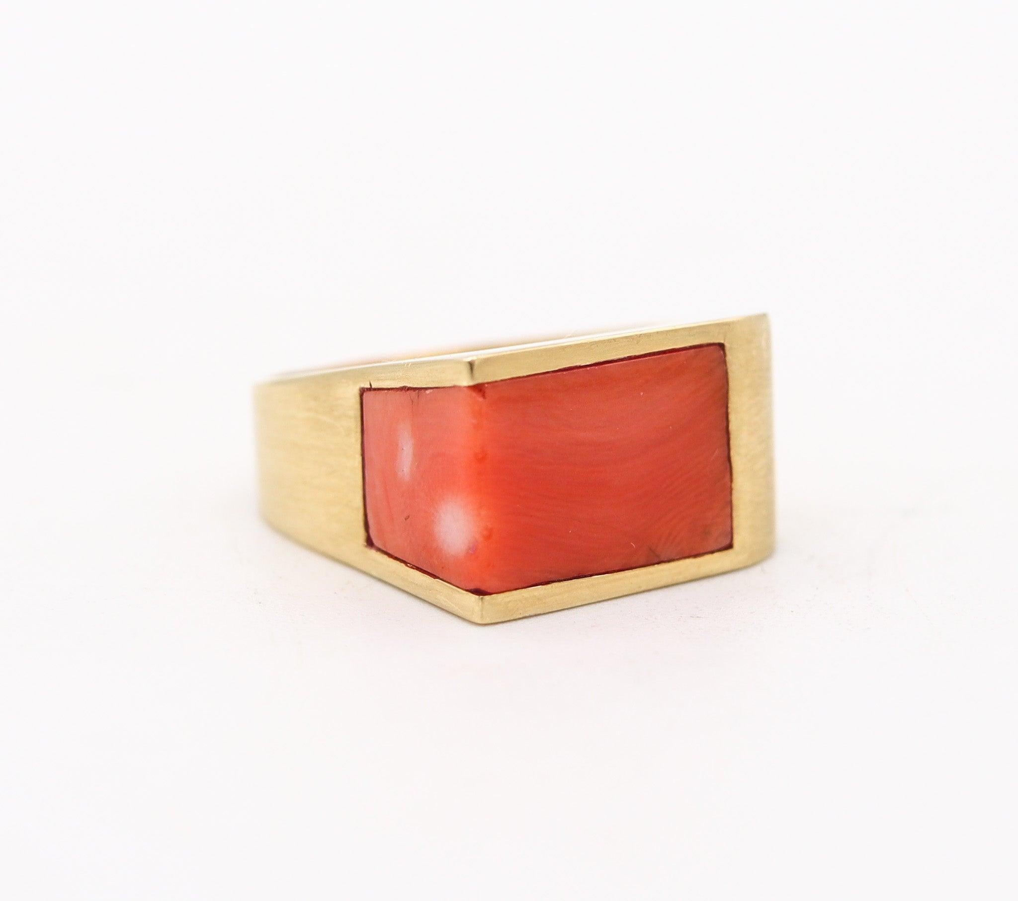 Moderniste GÜBELIN 1970 Bague cocktail géométrique en or jaune 18Kt avec corail quadrillé
