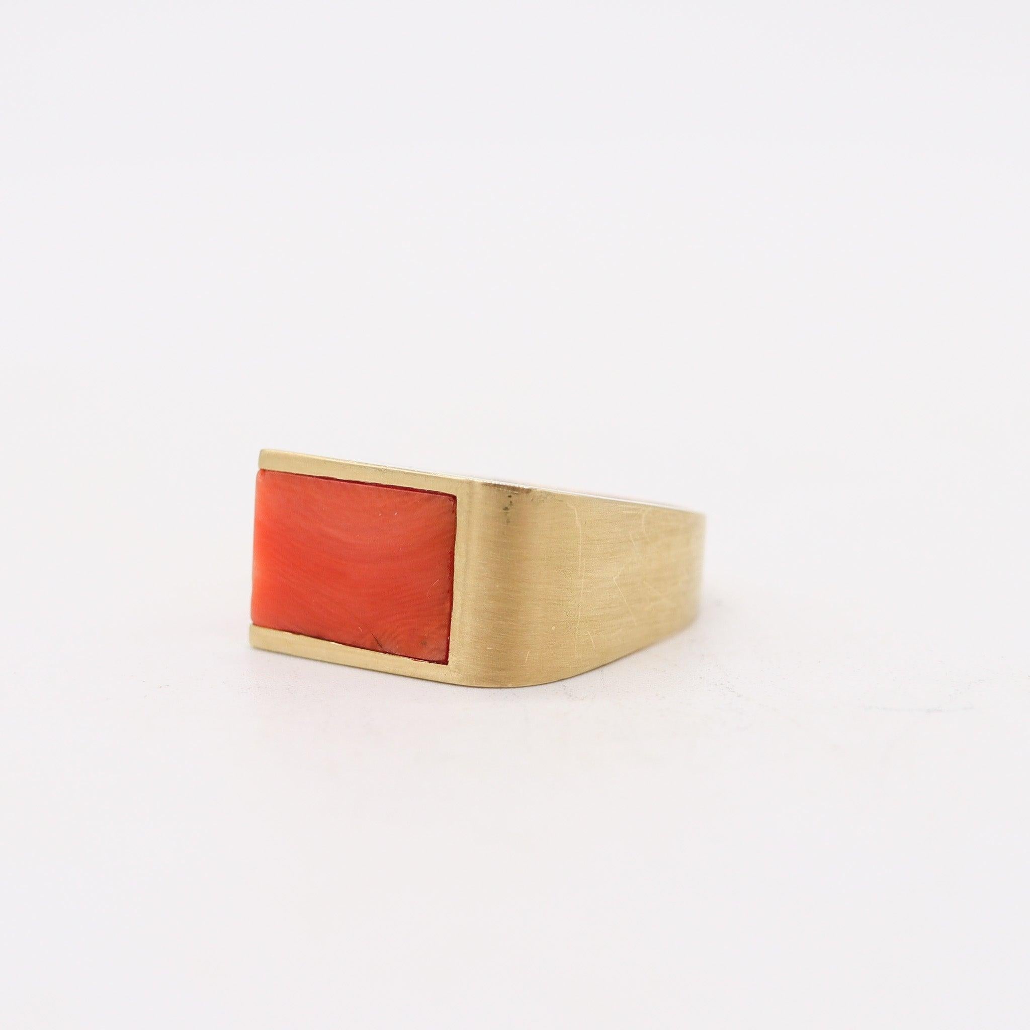 Taille cabochon GÜBELIN 1970 Bague cocktail géométrique en or jaune 18Kt avec corail quadrillé