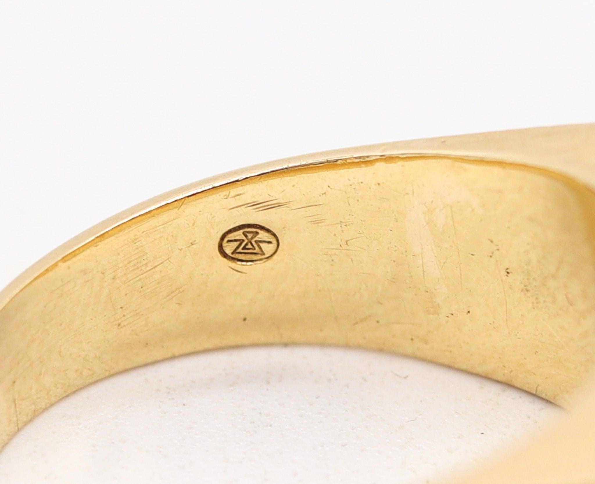  GÜBELIN 1970 Bague cocktail géométrique en or jaune 18Kt avec corail quadrillé Unisexe 
