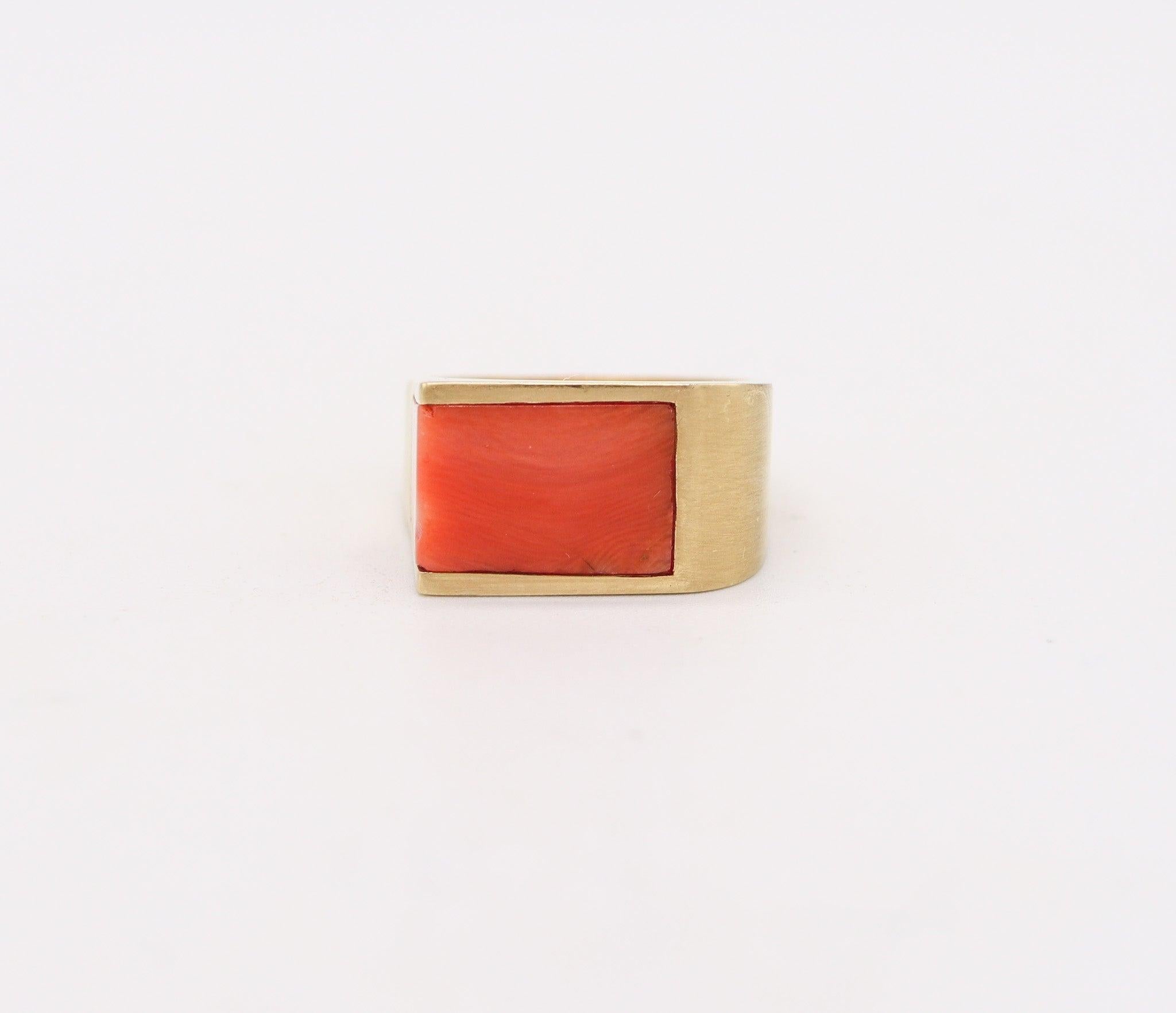 GÜBELIN 1970 Bague cocktail géométrique en or jaune 18Kt avec corail quadrillé 1