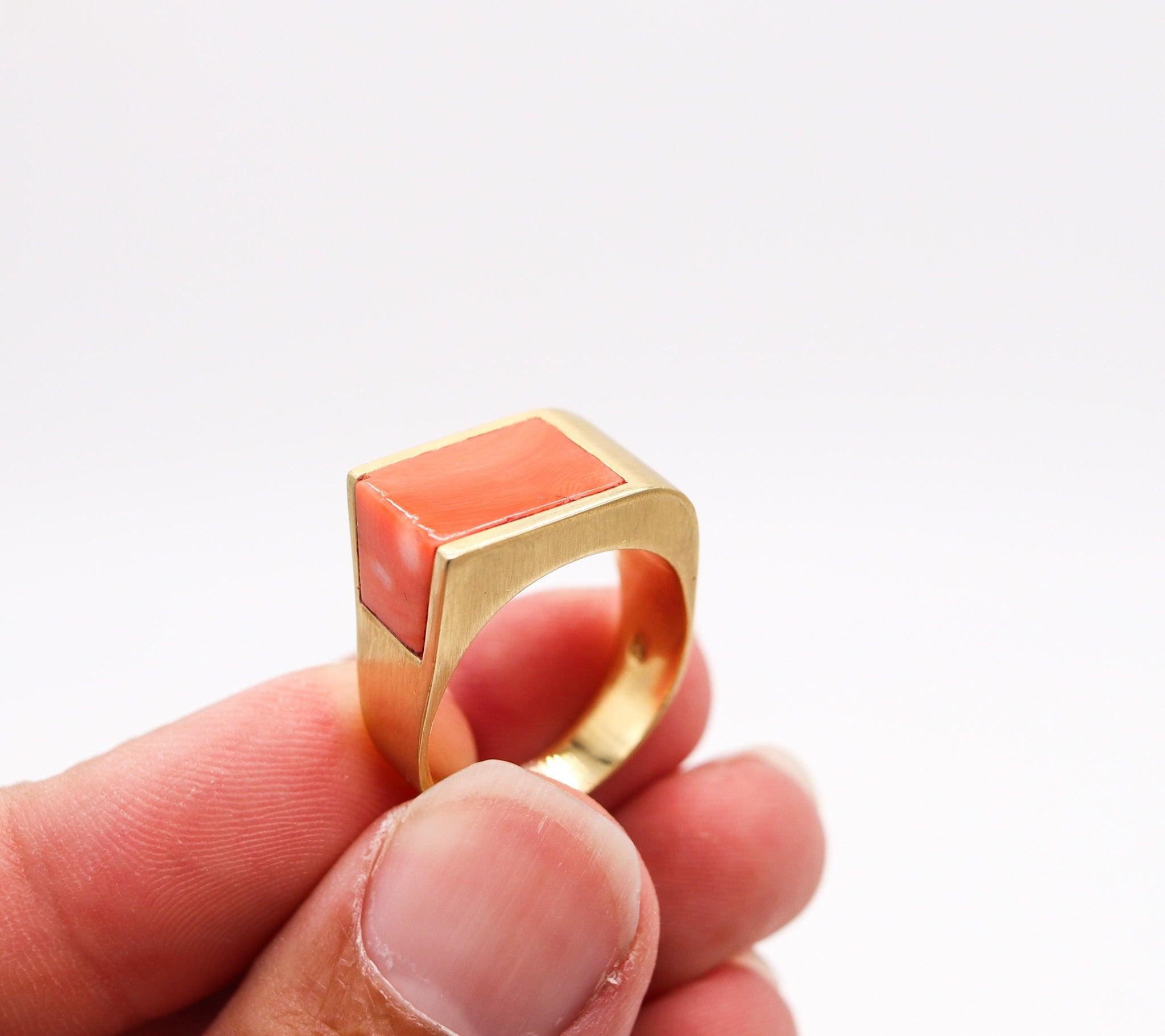 GÜBELIN 1970 Bague cocktail géométrique en or jaune 18Kt avec corail quadrillé 2