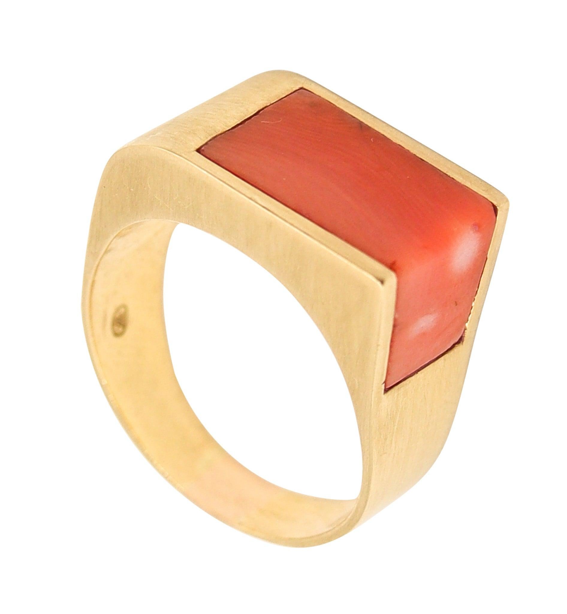 GÜBELIN 1970 Bague cocktail géométrique en or jaune 18Kt avec corail quadrillé