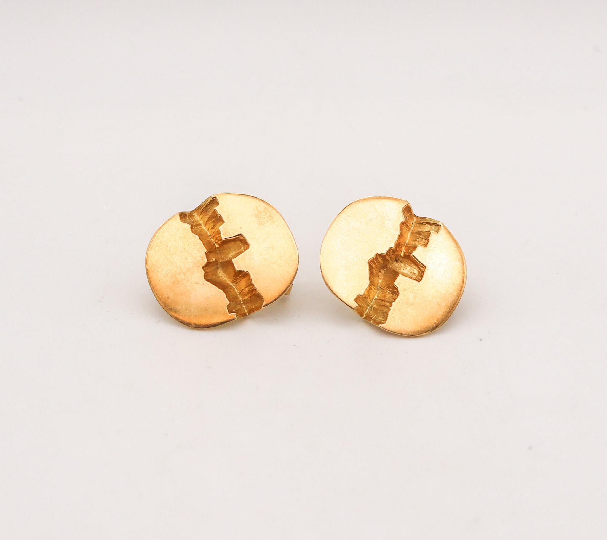 Modernist Grand Canyon earrings designed by Gubelin.

Fabulous pair of clips-on earrings, created during the modernism period back in the 1970. These sculptural earrings were crafted in Zurich Switzerland by the jewelry house of Gubelin in solid