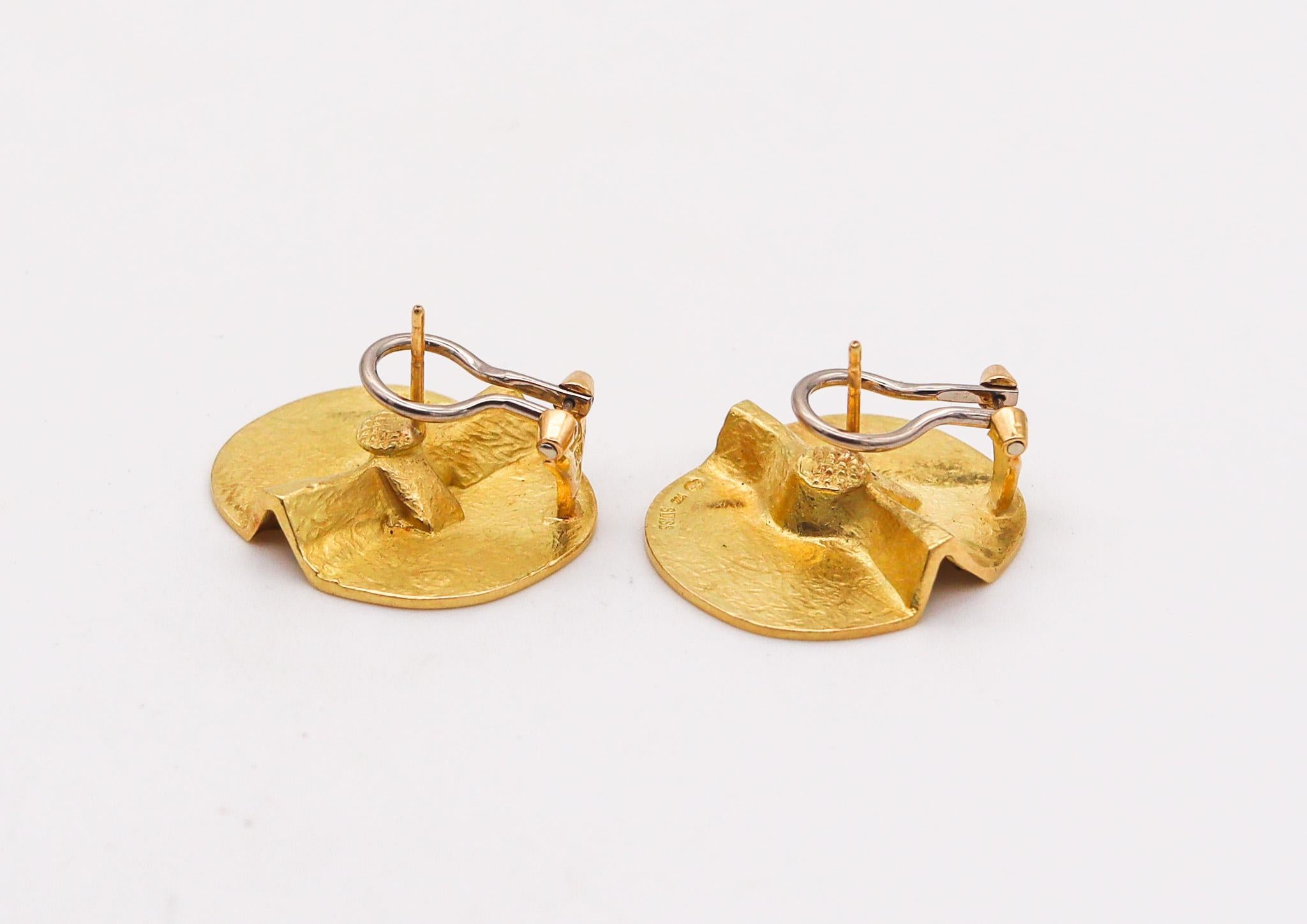 Modernist Gubelin 1970 Grand Canyon Fractured Clips-On Earrings In Solid 18Kt Yellow Gold For Sale
