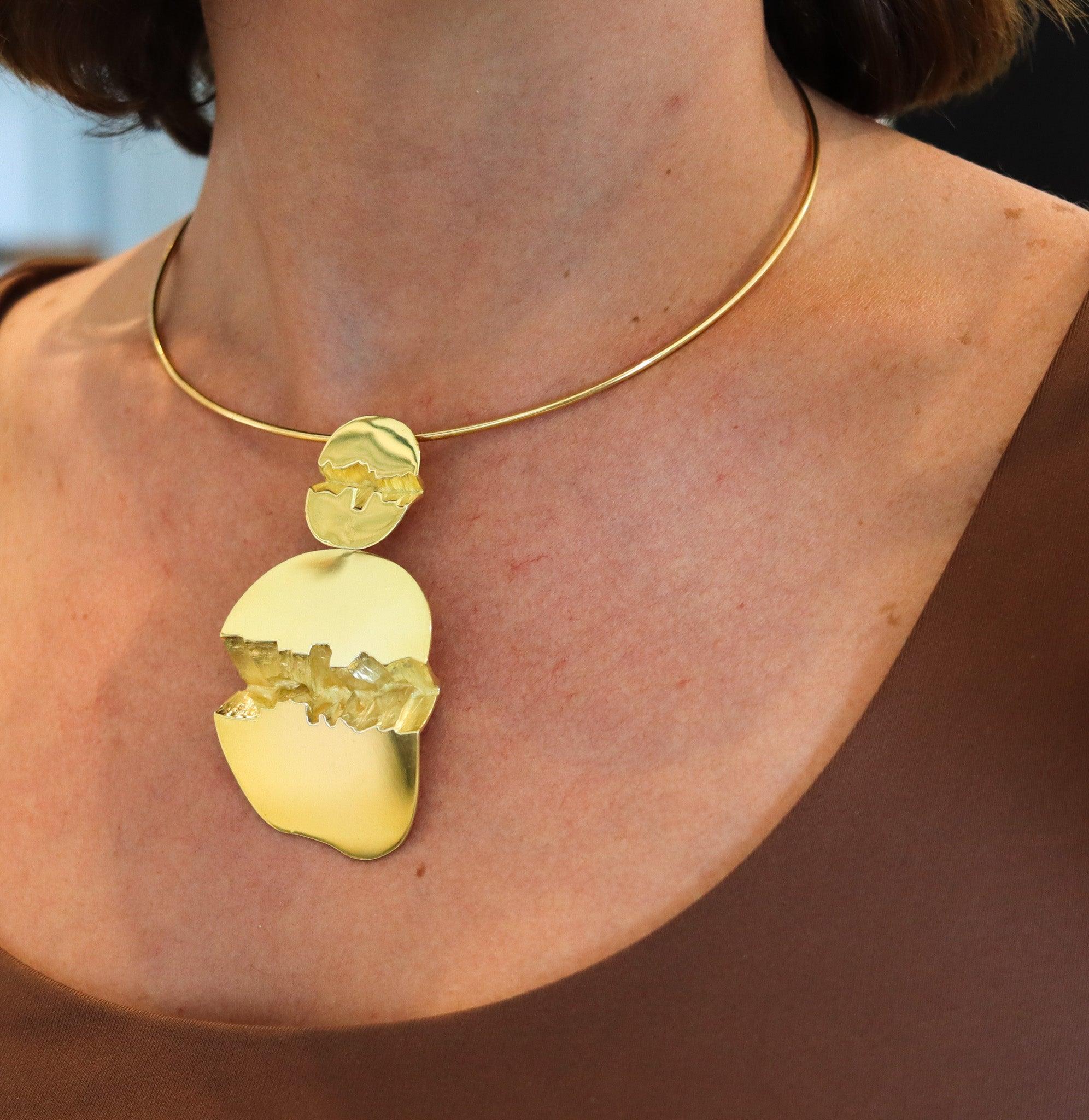 Modernist Grand Canyon pendant designed by Gubelin.

Fabulous movable pendant, created during the modernism period back in the 1970. This sculptural pendant was crafted in Zurich Switzerland by the jewelry house of Gubelin in solid yellow gold of 18