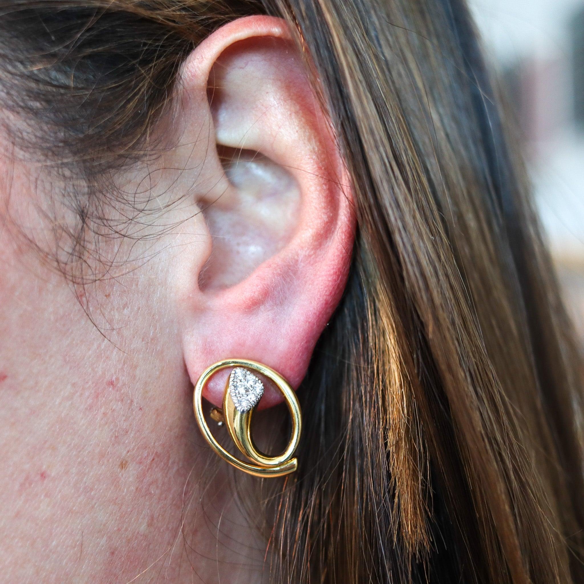 Modernist clips earrings designed by Gubelin.

These are a beautiful clips-on earrings created during the modernism period, back in the 1970's. The earrings are very sculptural were made up with aero-dynamical patterns in Zurich Switzerland by the