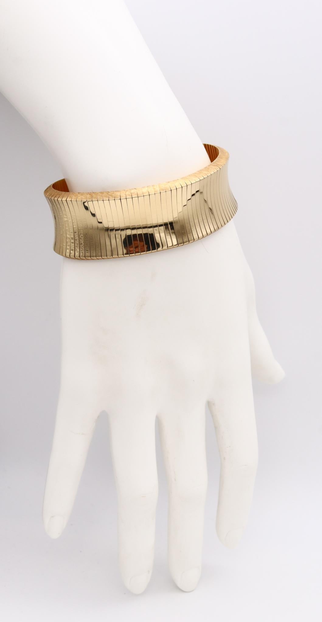 Bracelet designed by Gubelin.

An impeccable, sleek and ultra modern masterpiece that defines Swiss jewelry. This wonderful bracelet has ben created by the house of Gubelin at the end of the decade of the 60's. It was carefully crafted in solid