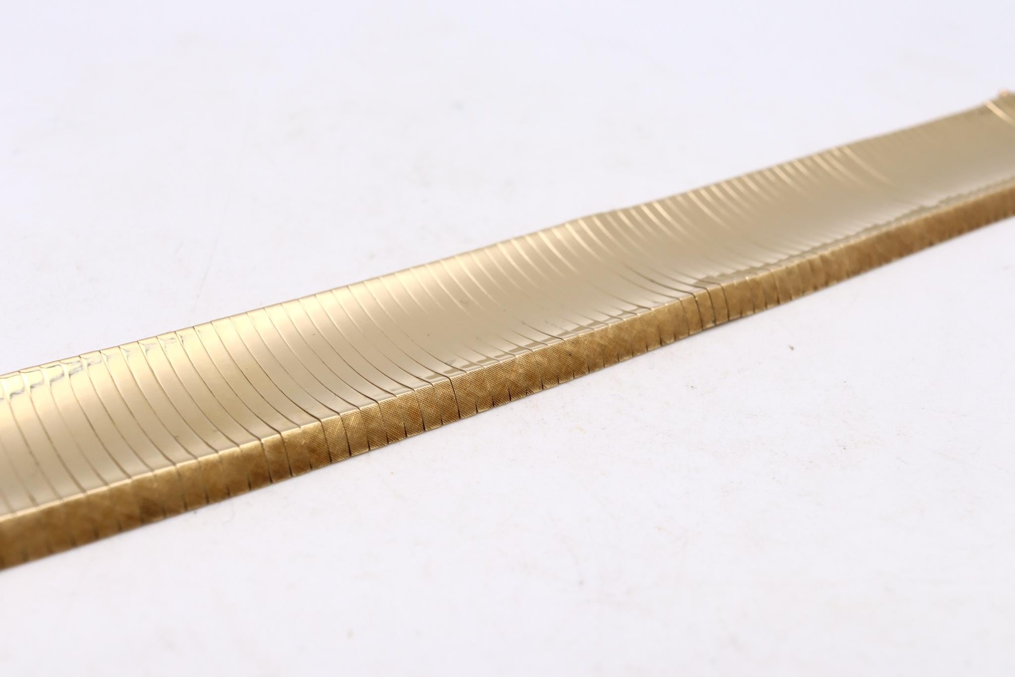 Gubelin 1970 Zurich Ultra Modern Flexible Bangle Bracelet in 18Kt Yellow Gold In Excellent Condition In Miami, FL