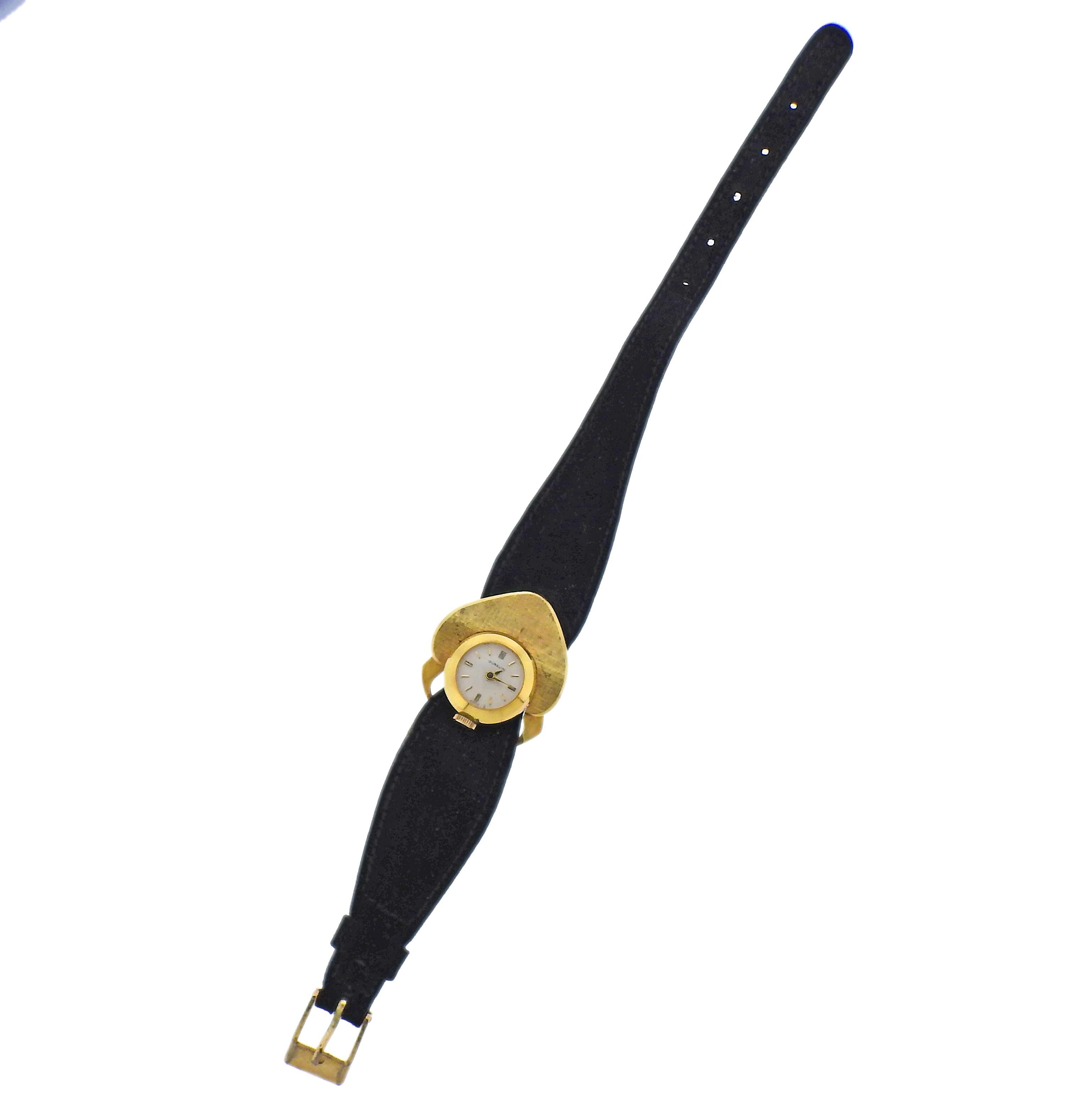 Montre Gubelin pour dame en or 18 carats des années 1970, avec bracelet en cuir velours et boucle en or. Le boîtier mesure 29 mm x 32 mm. La bande mesure 8