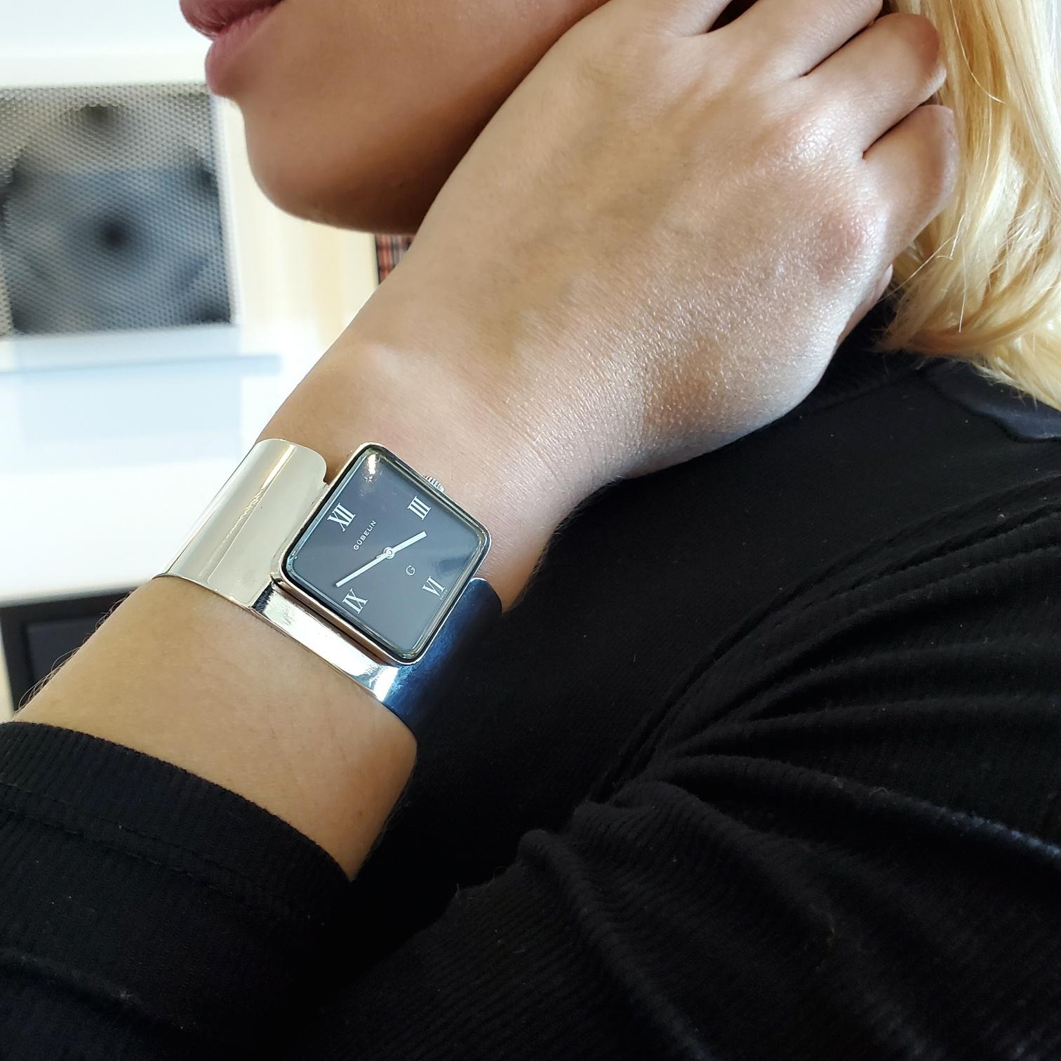 Eine von Gubelin entworfene Retro-Uhrenmanschette für das Handgelenk.

Schöne Vintage geometrische Manschette Armband Armbanduhr, in Zürich, Schweiz durch das Haus von Gubelin, zurück in die 1972 erstellt. Dieses Retro-Stück ist Teil der Lady G.