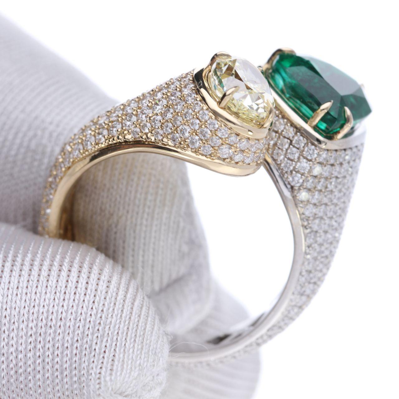 GUBELIN 3.11 Ct. Heart Cut Emerald and Fancy Light Yellow Moi&Toi Ring In New Condition For Sale In Chicago, IL