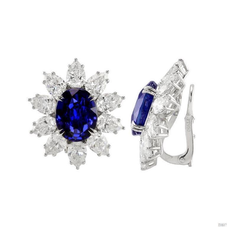 Gli zaffiri ovali del peso di 7,30 e 6,88 carati sono circondati da diamanti a forma di pera del peso di ca. 1/2 carato ciascuno.  Gli zaffiri sono certificati da Gübelin come di origine birmana e senza alcun trattamento termico, mentre i diamanti