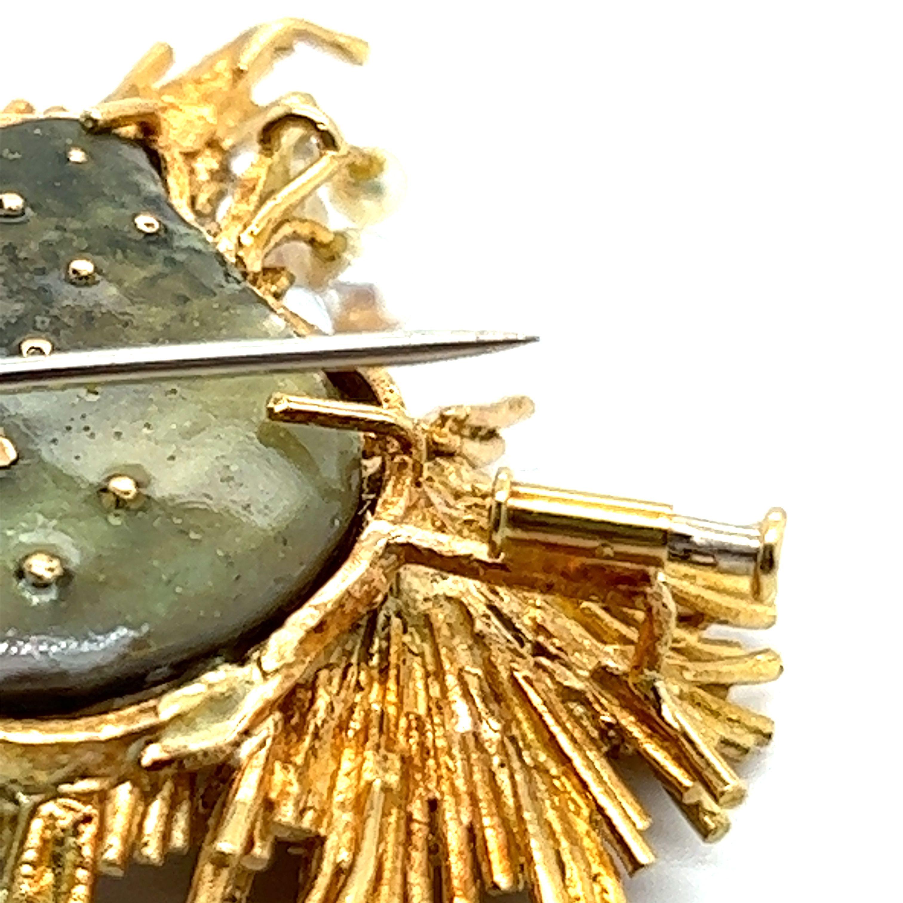 Gübelin Brooch with Abalone and Cultural Pearls in 18 Karat Yellow Gold For Sale 3