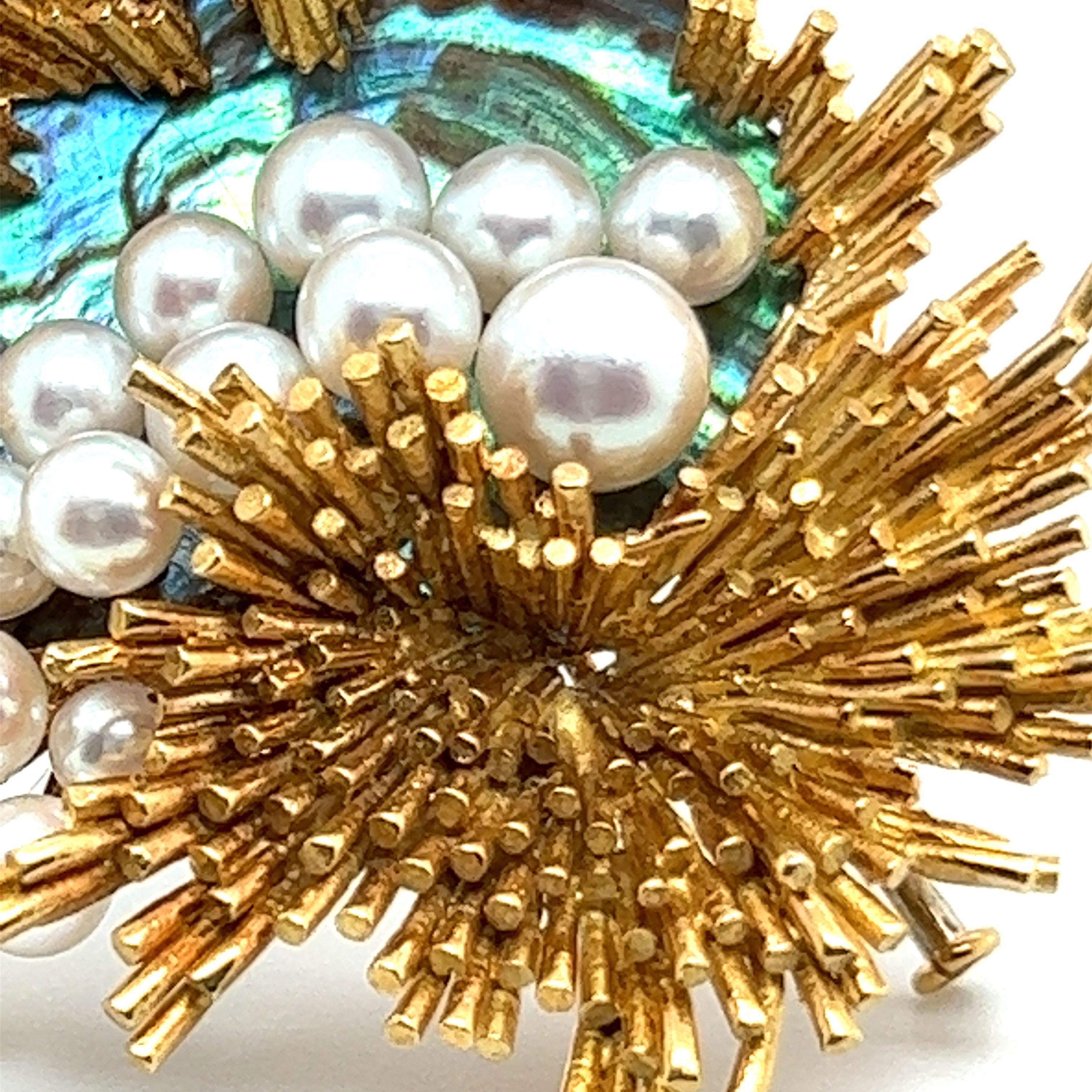 Gübelin Brooch with Abalone and Cultural Pearls in 18 Karat Yellow Gold In Excellent Condition For Sale In Lucerne, CH