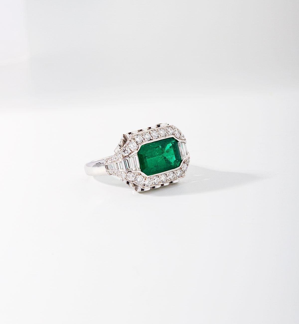 Beautiful Gubelin Certificated 5,00 Carats Colombian Emerald surrounded with 3,85 Carat Diamonds 
Weight of Diamonds : 0,81 Ct's  /E to F VVS2
                                     1,22 Ct's  /G  VVS2
                                     1,82 Ct's 