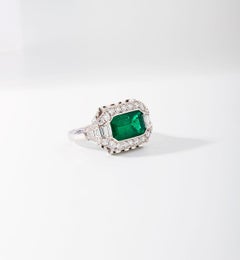 Gubelin Certified 5, 00 Carat Colombian Emerald Cocktail Ring with Diamonds