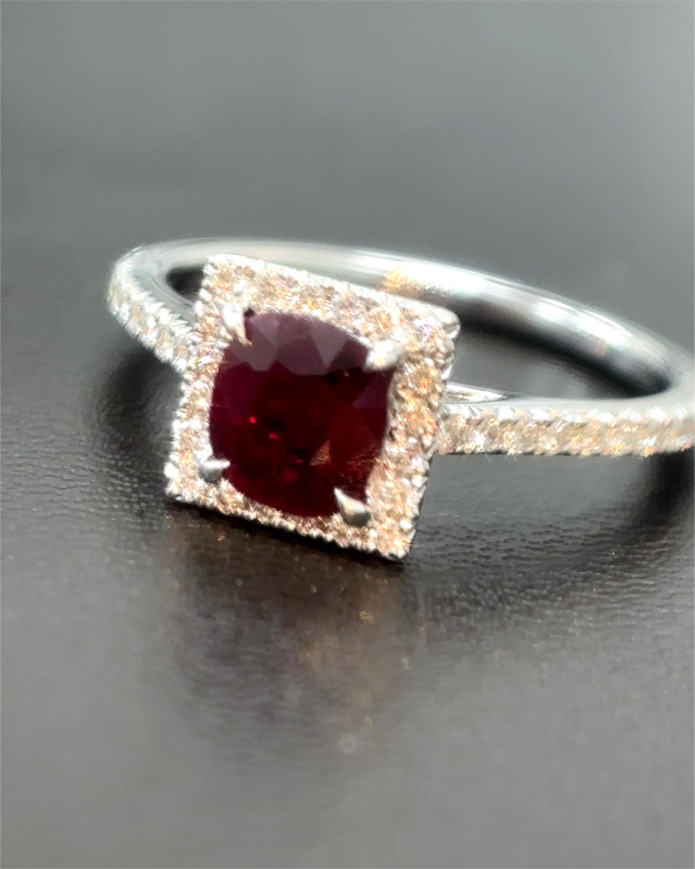 Gubelin Certified 0.89 Carat Burma No Heat Ruby White Diamond 18K Gold Ring In New Condition For Sale In Kowloon, HK
