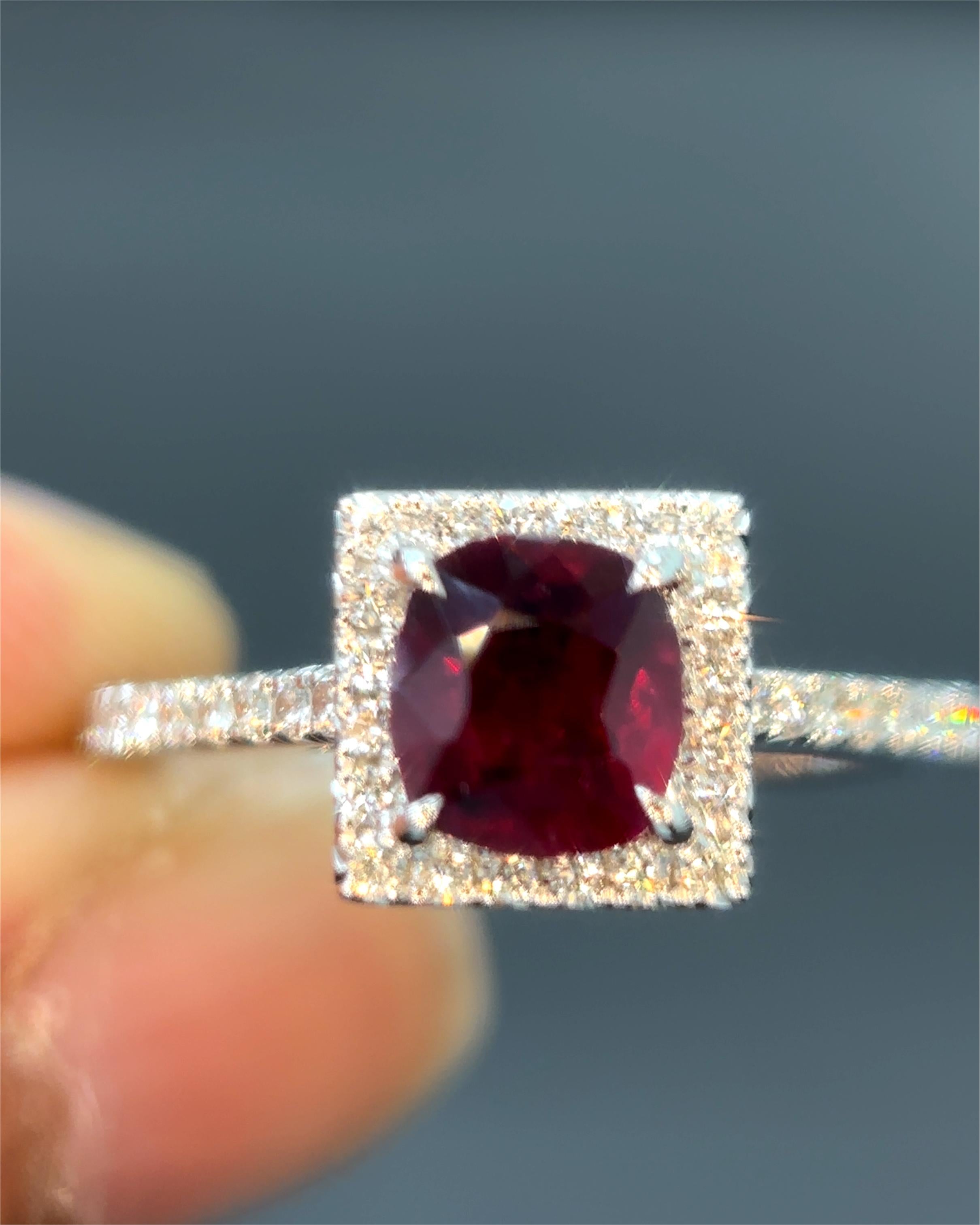 Women's or Men's Gubelin Certified 0.89 Carat Burma No Heat Ruby White Diamond 18K Gold Ring For Sale