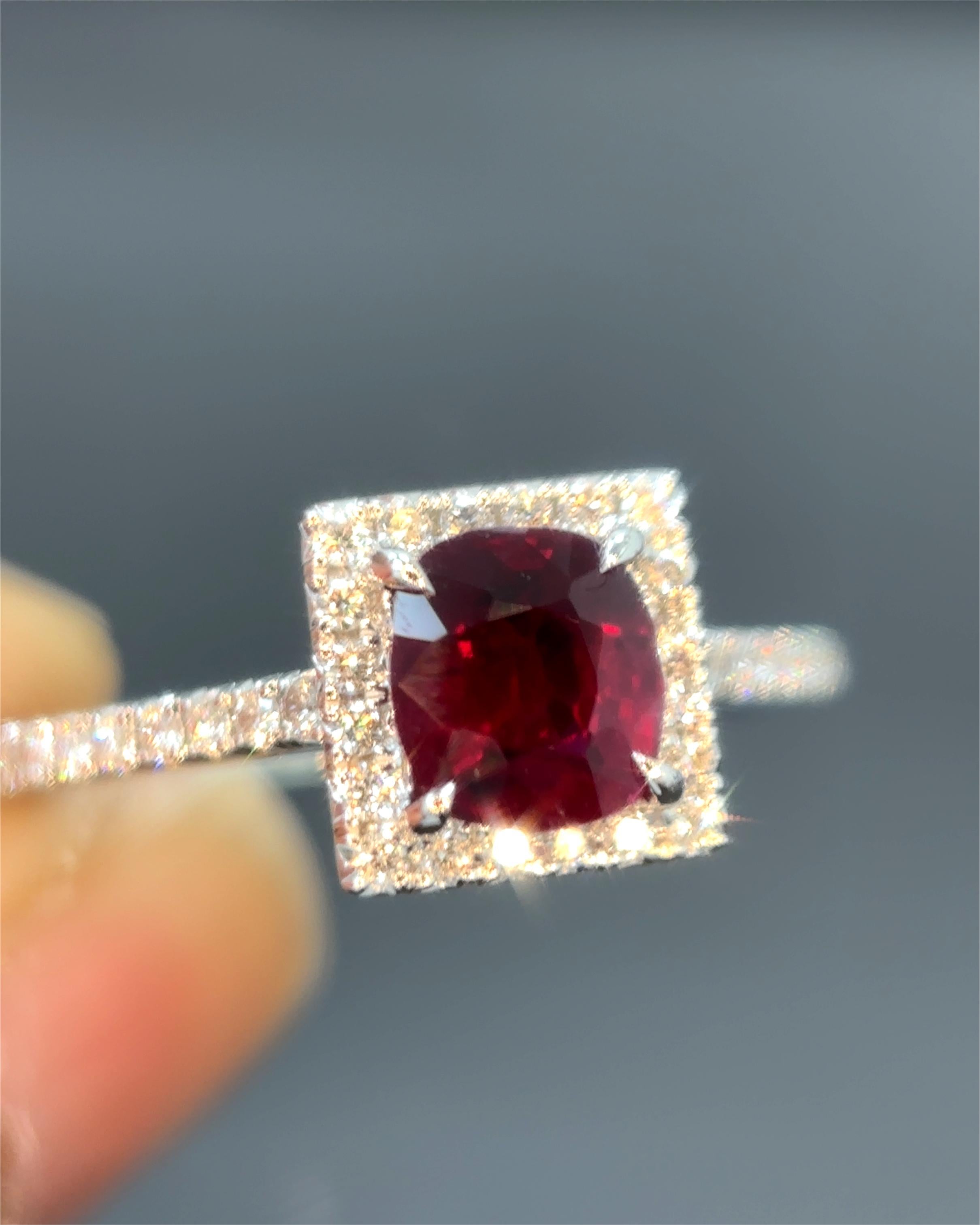 Gubelin Certified 0.89 Carat Burma No Heat Ruby White Diamond 18K Gold Ring For Sale 1