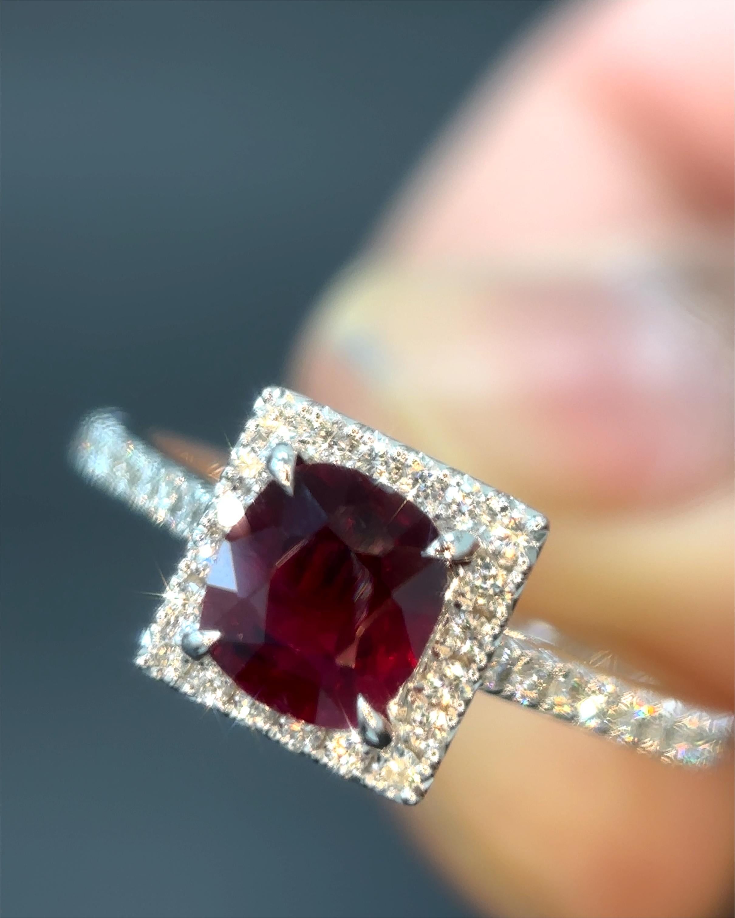 Gubelin Certified 0.89 Carat Burma No Heat Ruby White Diamond 18K Gold Ring For Sale 2