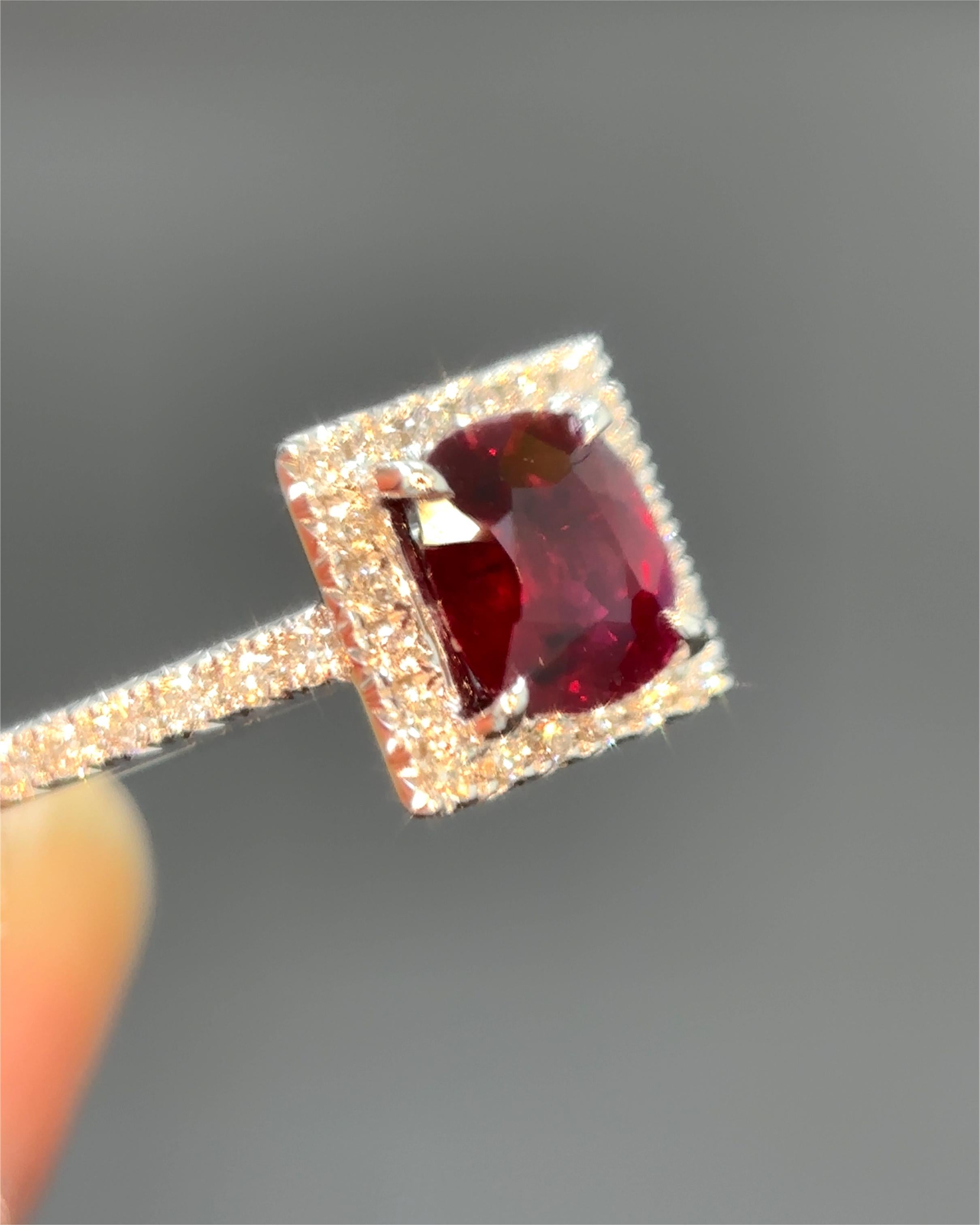 Gubelin Certified 0.89 Carat Burma No Heat Ruby White Diamond 18K Gold Ring For Sale 3