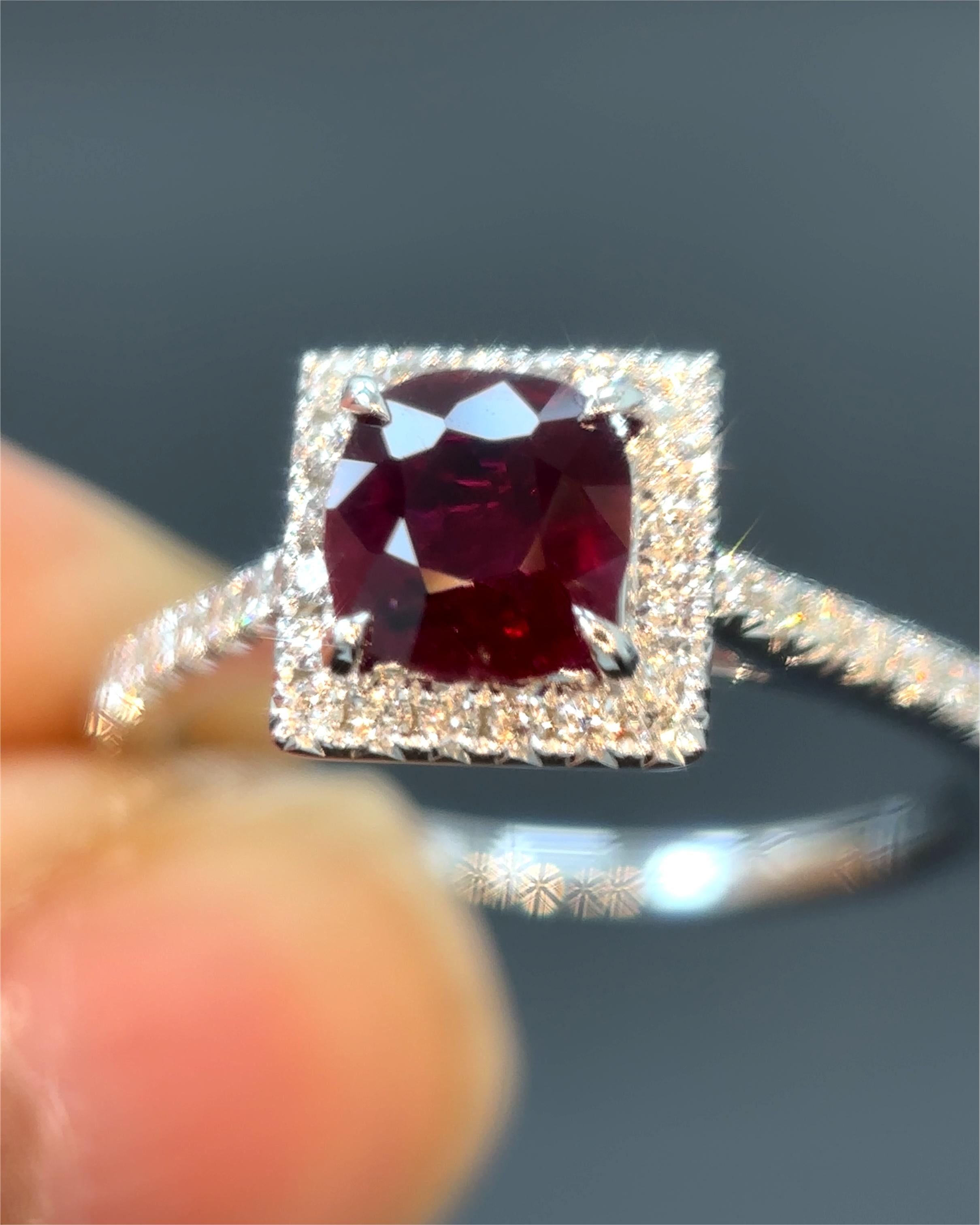 Gubelin Certified 0.89 Carat Burma No Heat Ruby White Diamond 18K Gold Ring For Sale 4