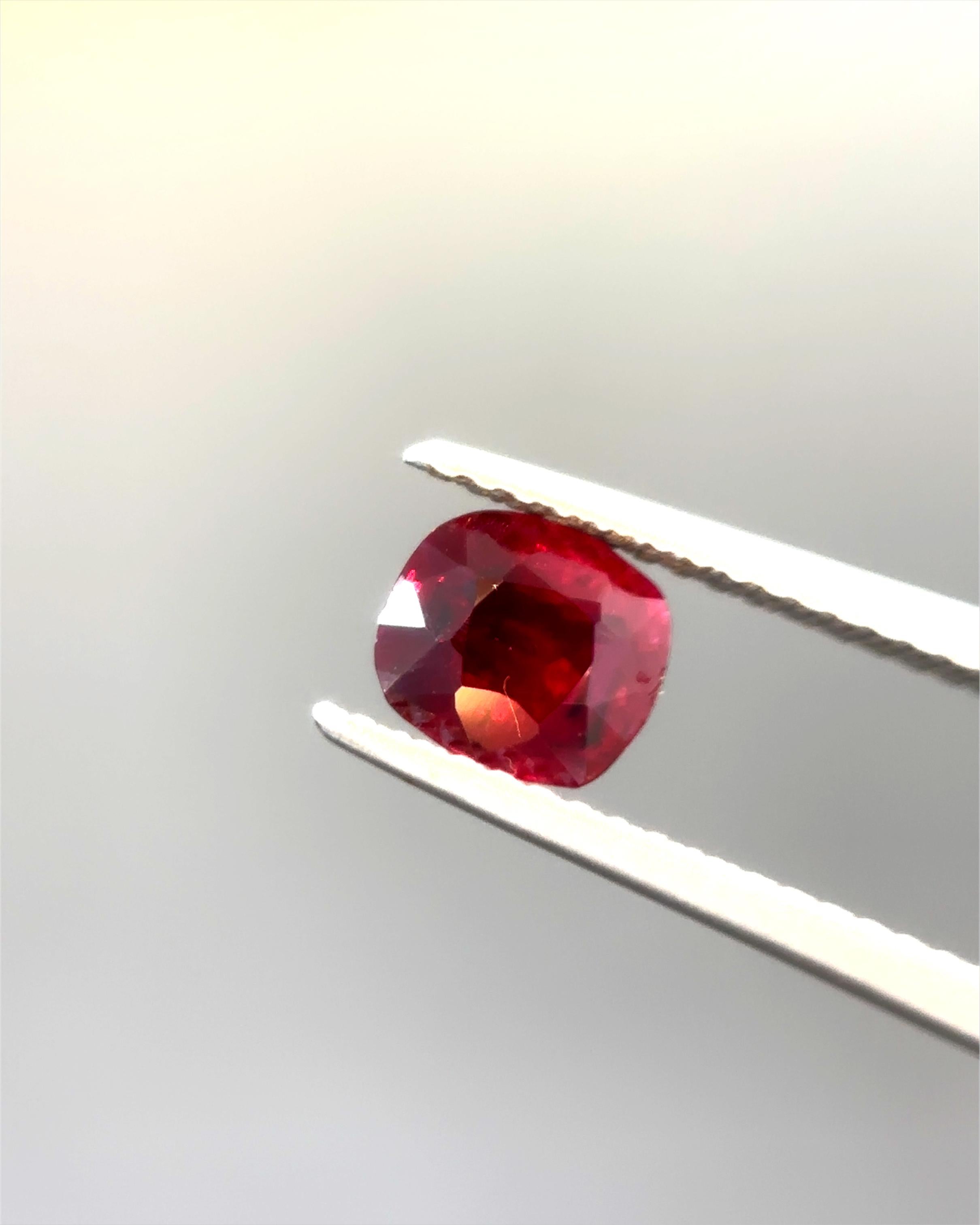 Gubelin Certified 0.893 Carat Burma No Heat Natural Vivid Red Ruby In New Condition For Sale In Kowloon, HK