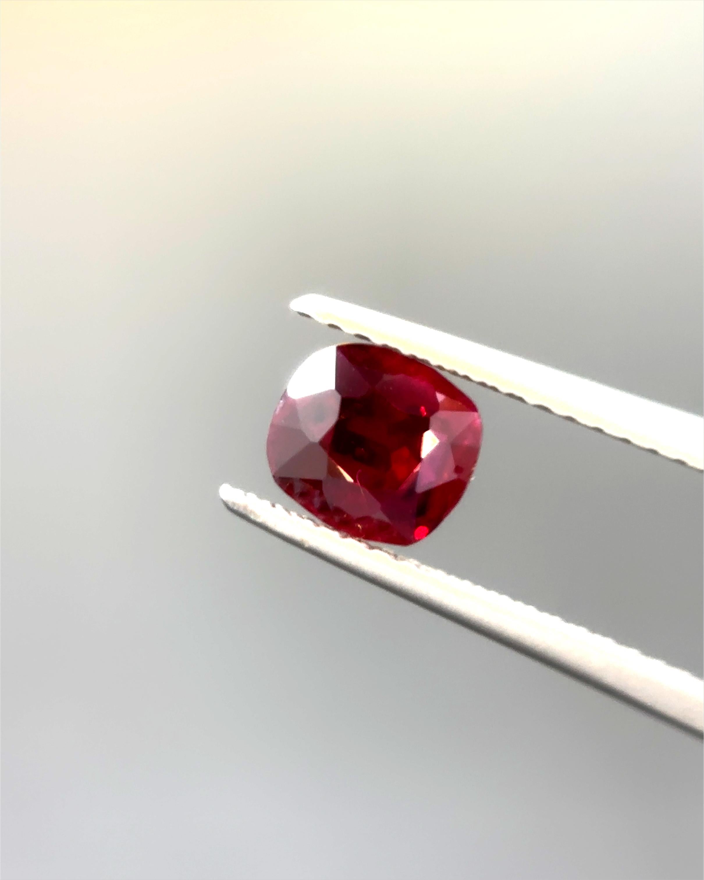 Women's or Men's Gubelin Certified 0.893 Carat Burma No Heat Natural Vivid Red Ruby For Sale