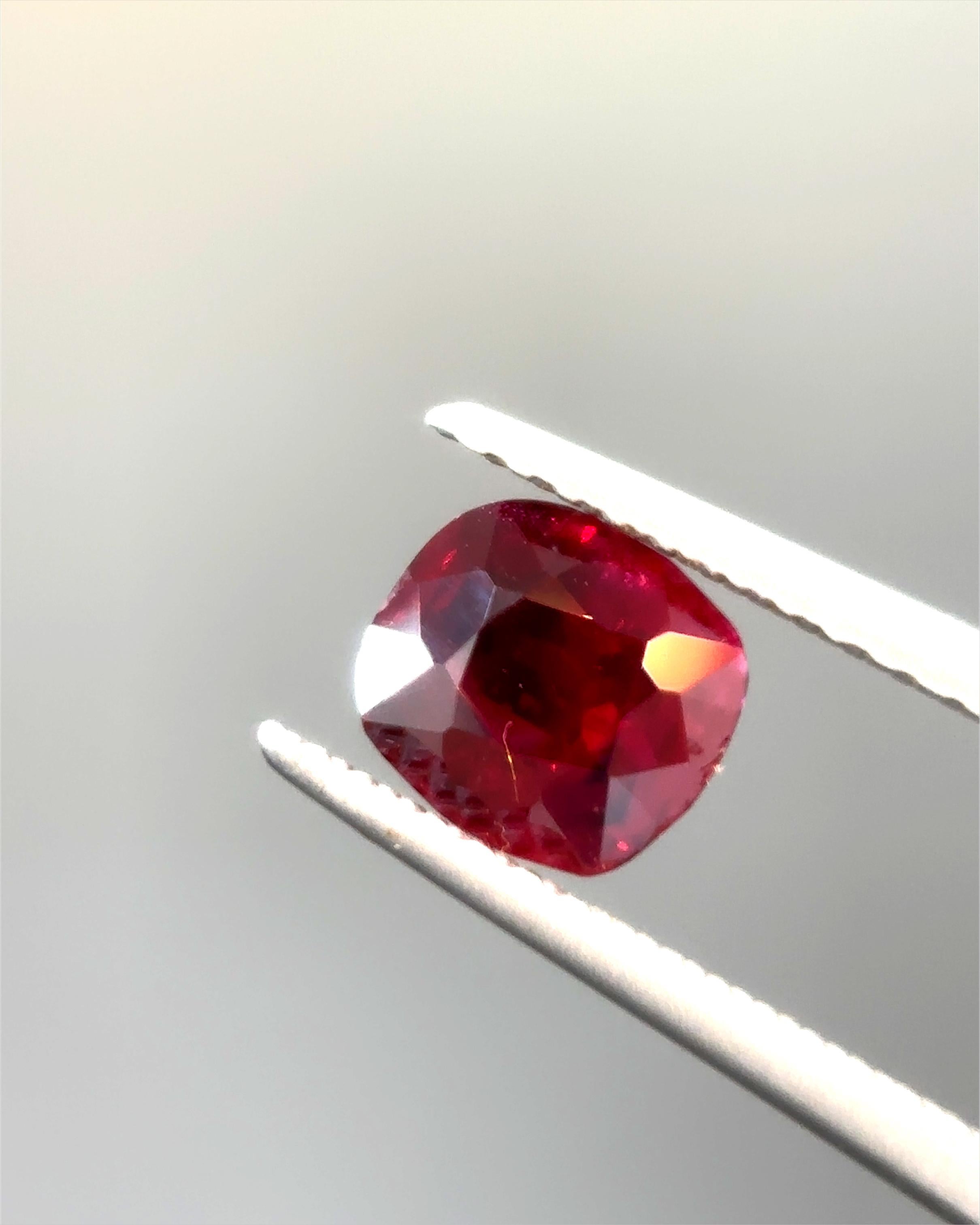 Gubelin Certified 0.893 Carat Burma No Heat Natural Vivid Red Ruby For Sale 1
