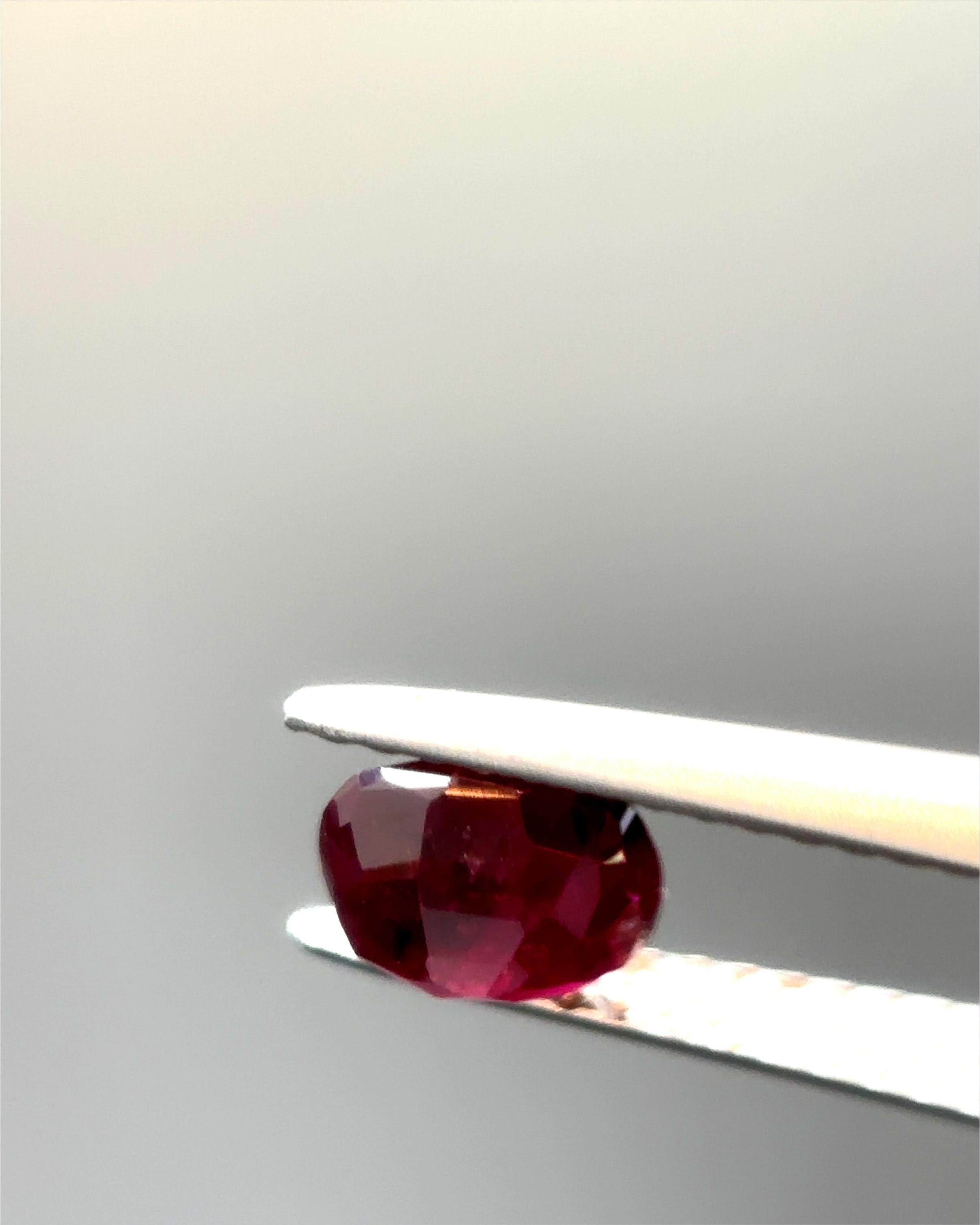 Gubelin Certified 0.893 Carat Burma No Heat Natural Vivid Red Ruby For Sale 2