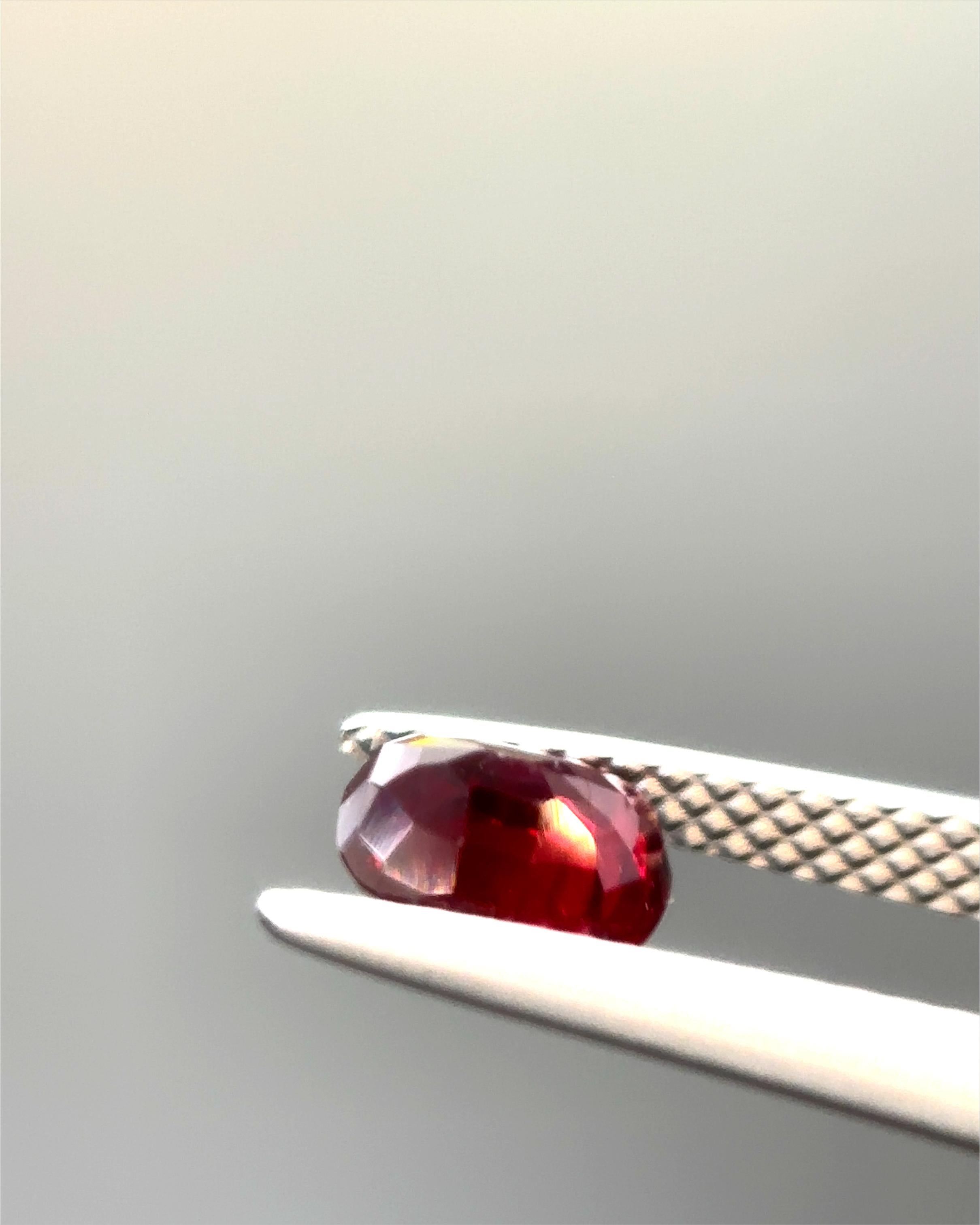Gubelin Certified 0.893 Carat Burma No Heat Natural Vivid Red Ruby For Sale 3