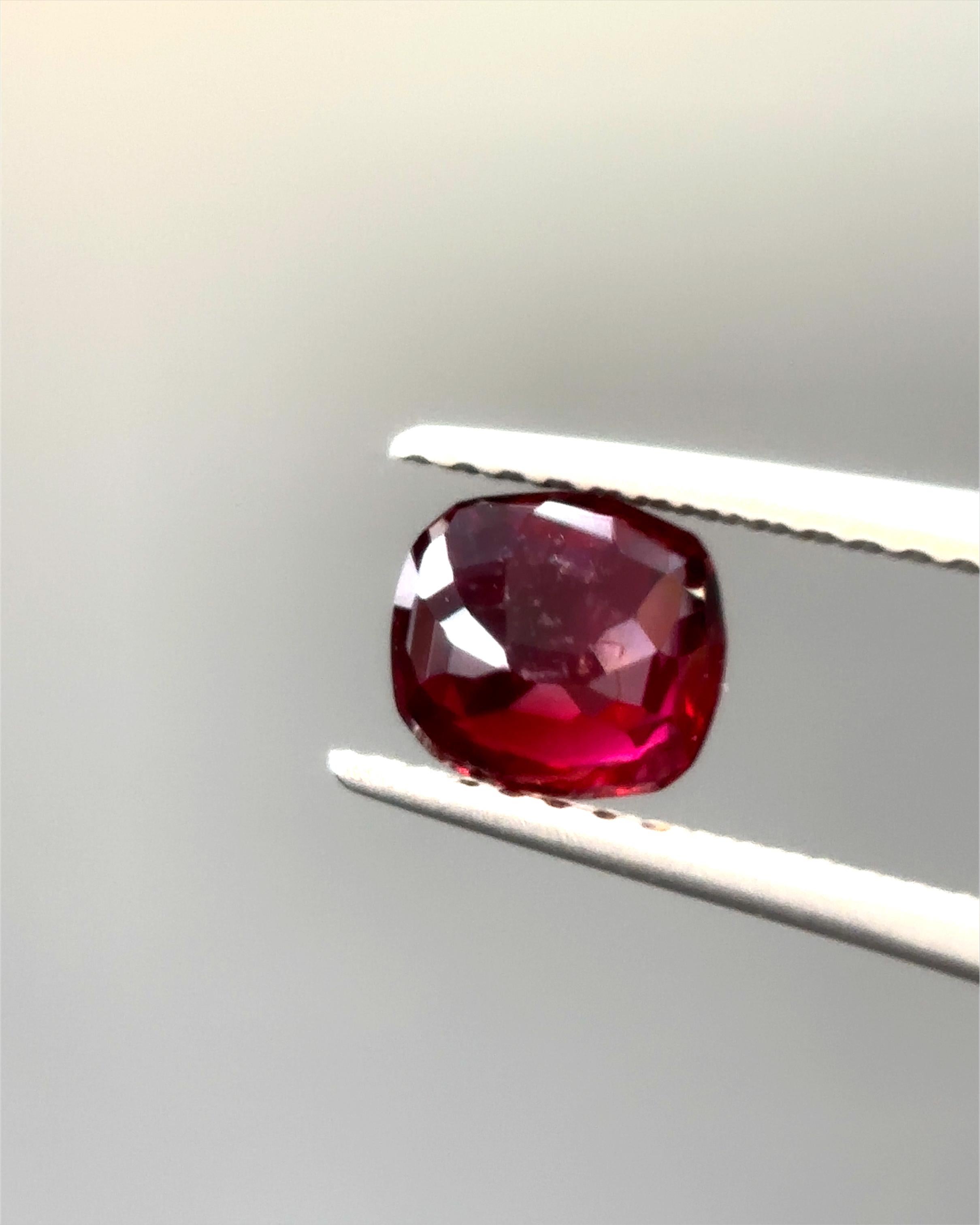 Gubelin Certified 0.893 Carat Burma No Heat Natural Vivid Red Ruby For Sale 4