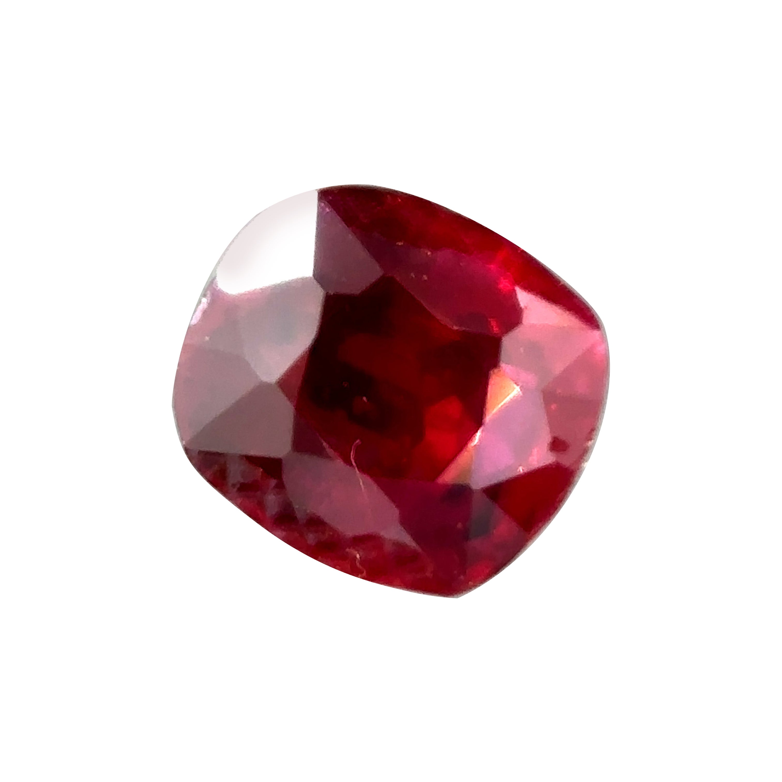 Gubelin Certified 0.893 Carat Burma No Heat Natural Vivid Red Ruby (Rubis rouge vif naturel)